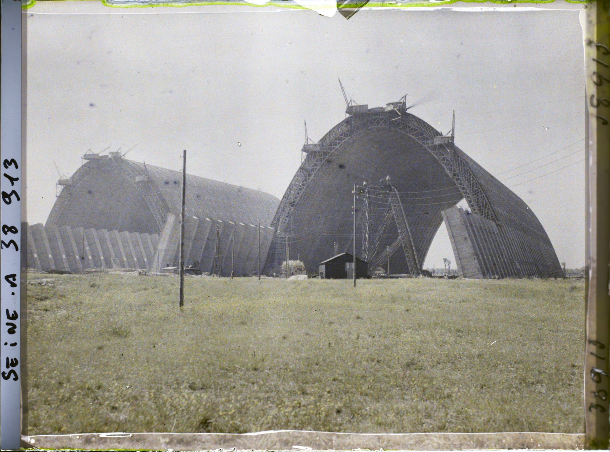 Image représentant Vue des hangars à dirigeables en construction