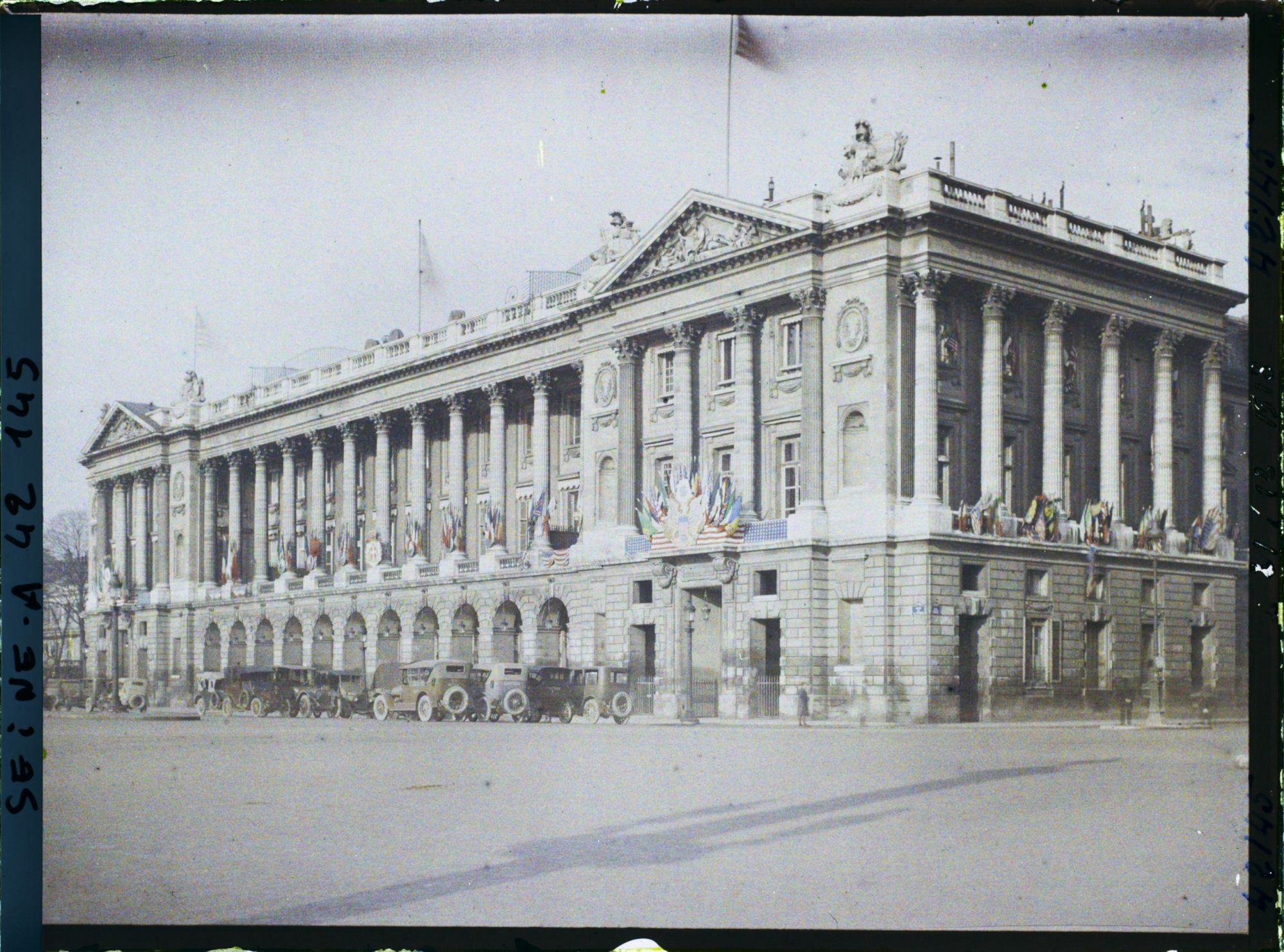 Image représentant L'hôtel de Crillon décoré des drapeaux alliés, place de la Concorde