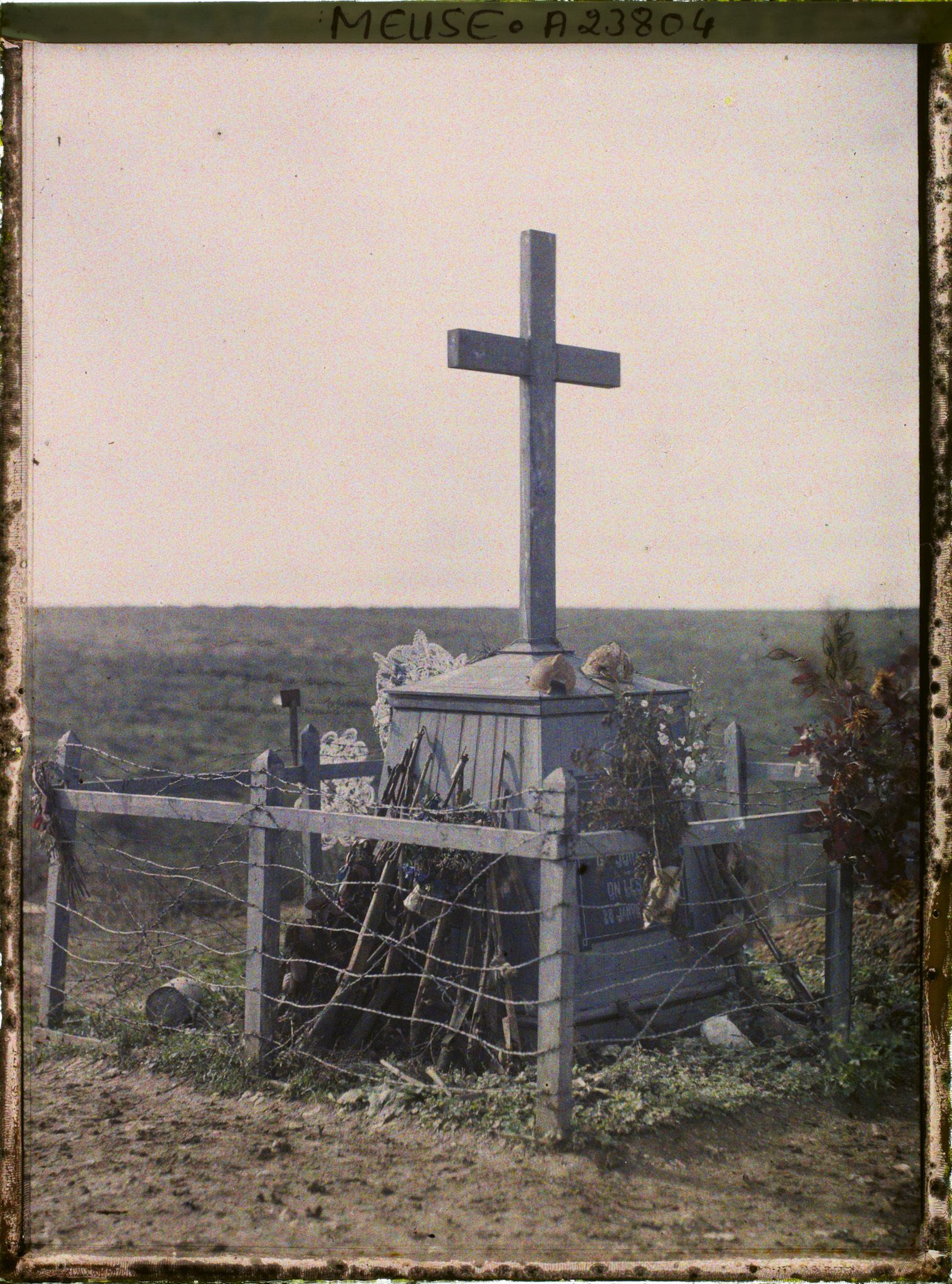 Image représentant France, Verdun, Fort de Douaumont. Le monument du 137e d'Infanterie Vu le plus près