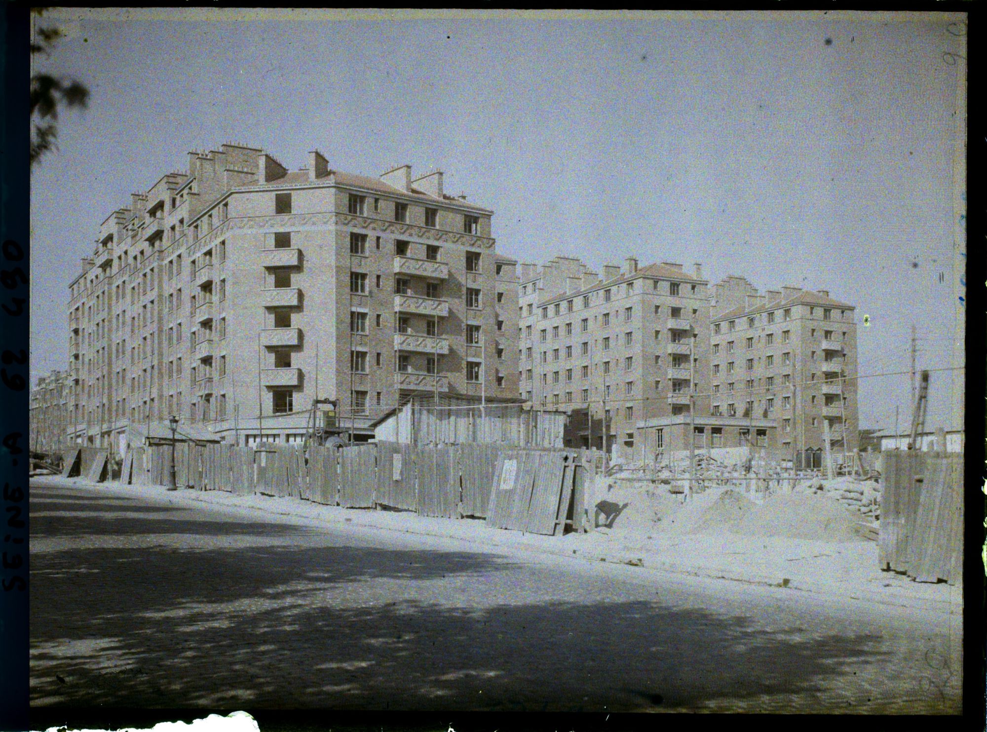 Image représentant Construction d'habitations à bon marché (HBM) sur la zone de fortifications à la porte de Bagnolet, (actuel boulevard Mortier  et rue Victor Dejeante)
