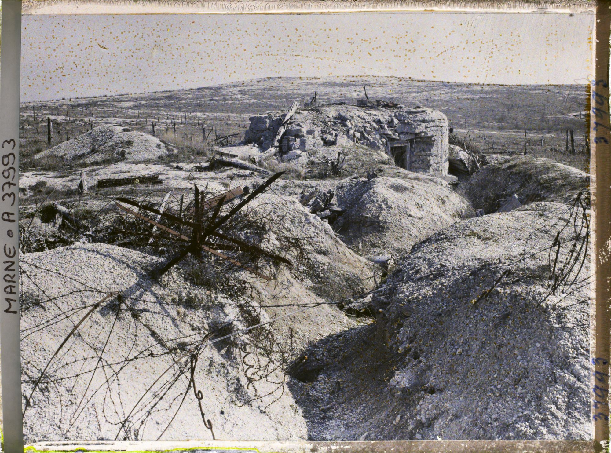 Image représentant France, Mont Cornillet, Tranchée, abri de mitrailleuses et Mont Haut (Pente Sud)