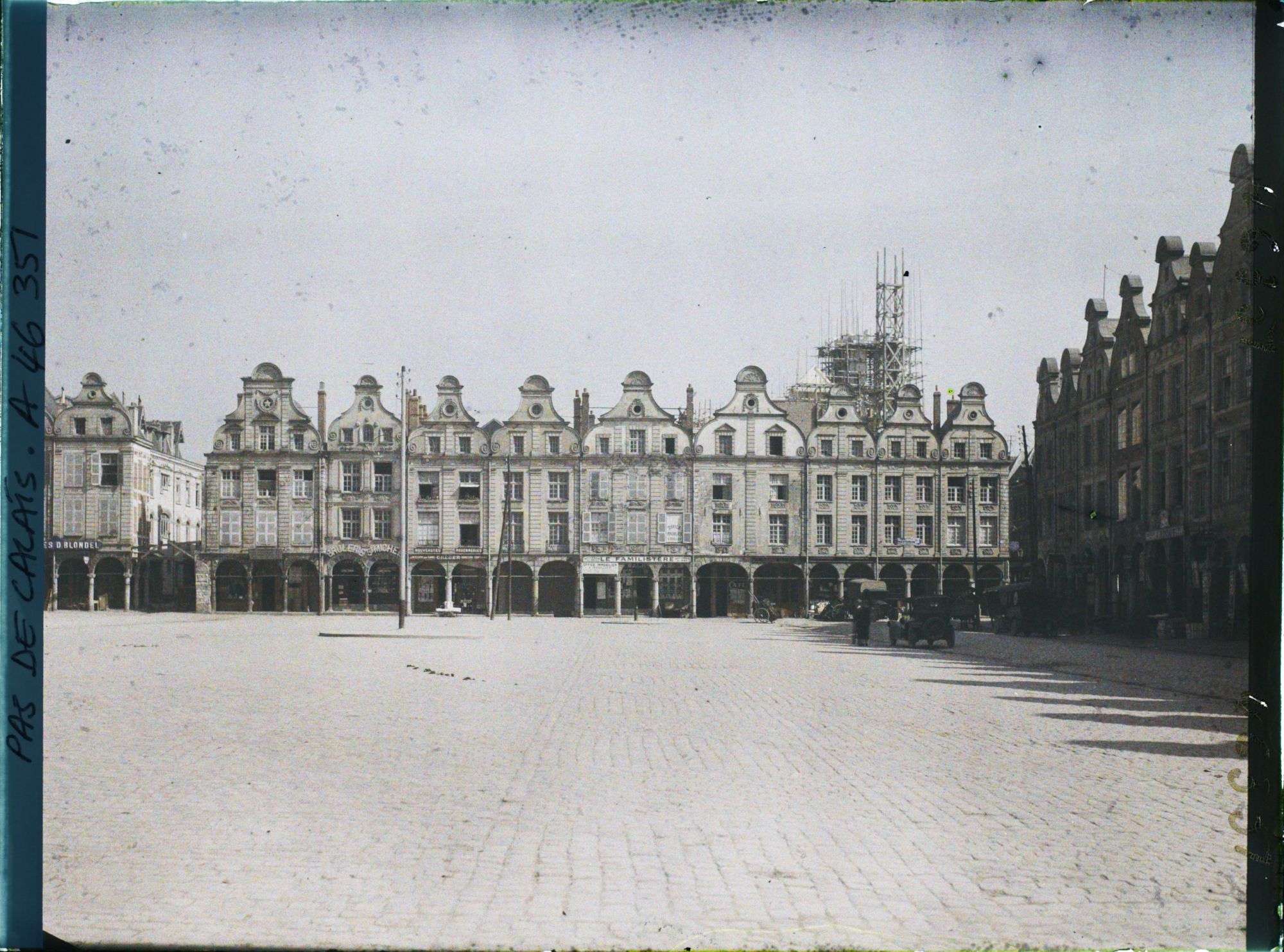 Image représentant France, Arras, Petite Place et St J. B. en reconstruction
