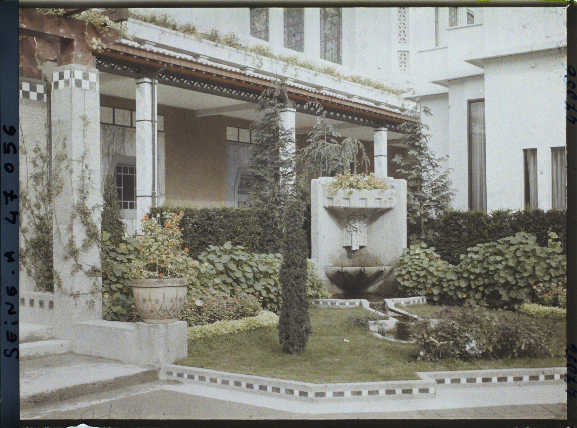 Image représentant L'Exposition des arts décoratifs, le jardin du Pavillon Ruhlmann, de Vacherot et Riousse, sur l'esplanade des Invalides