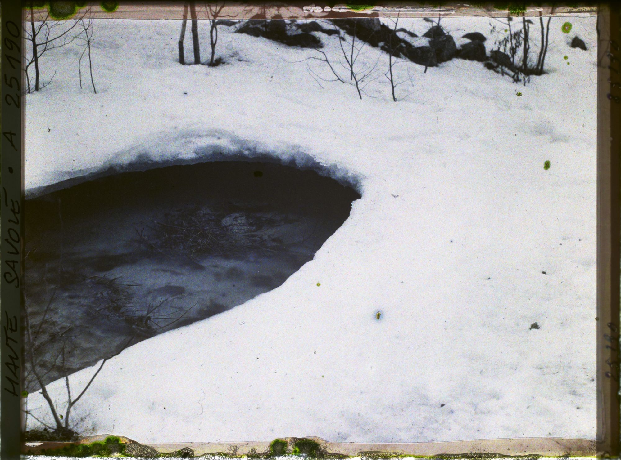 Image représentant France Les Alpes, Chamonix - Village des Tissours, Pont de neige s/ un torrent
