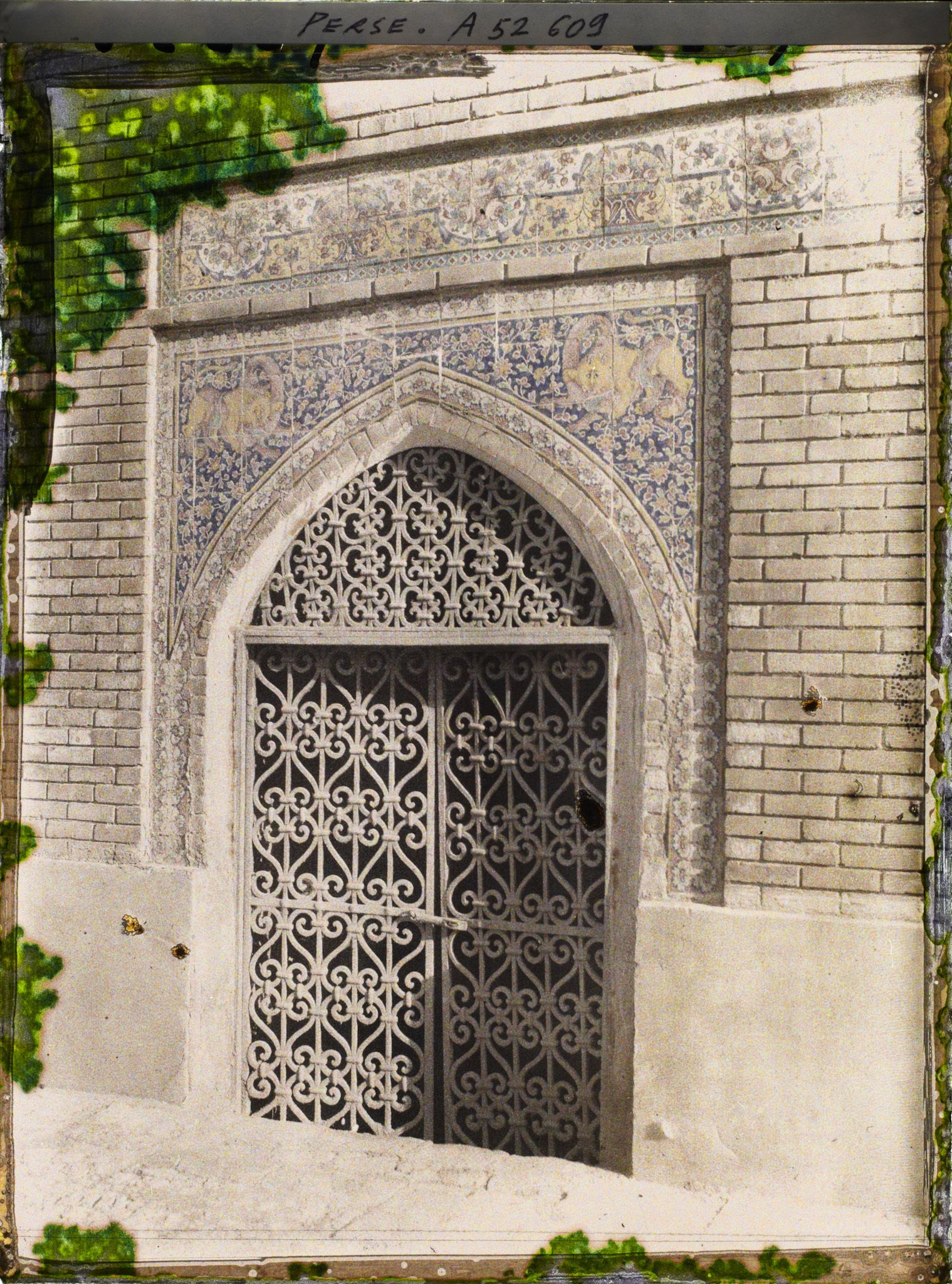 Image représentant Palais du Golestan, détail d'une porte grillagée du "Palais des zéphirs"