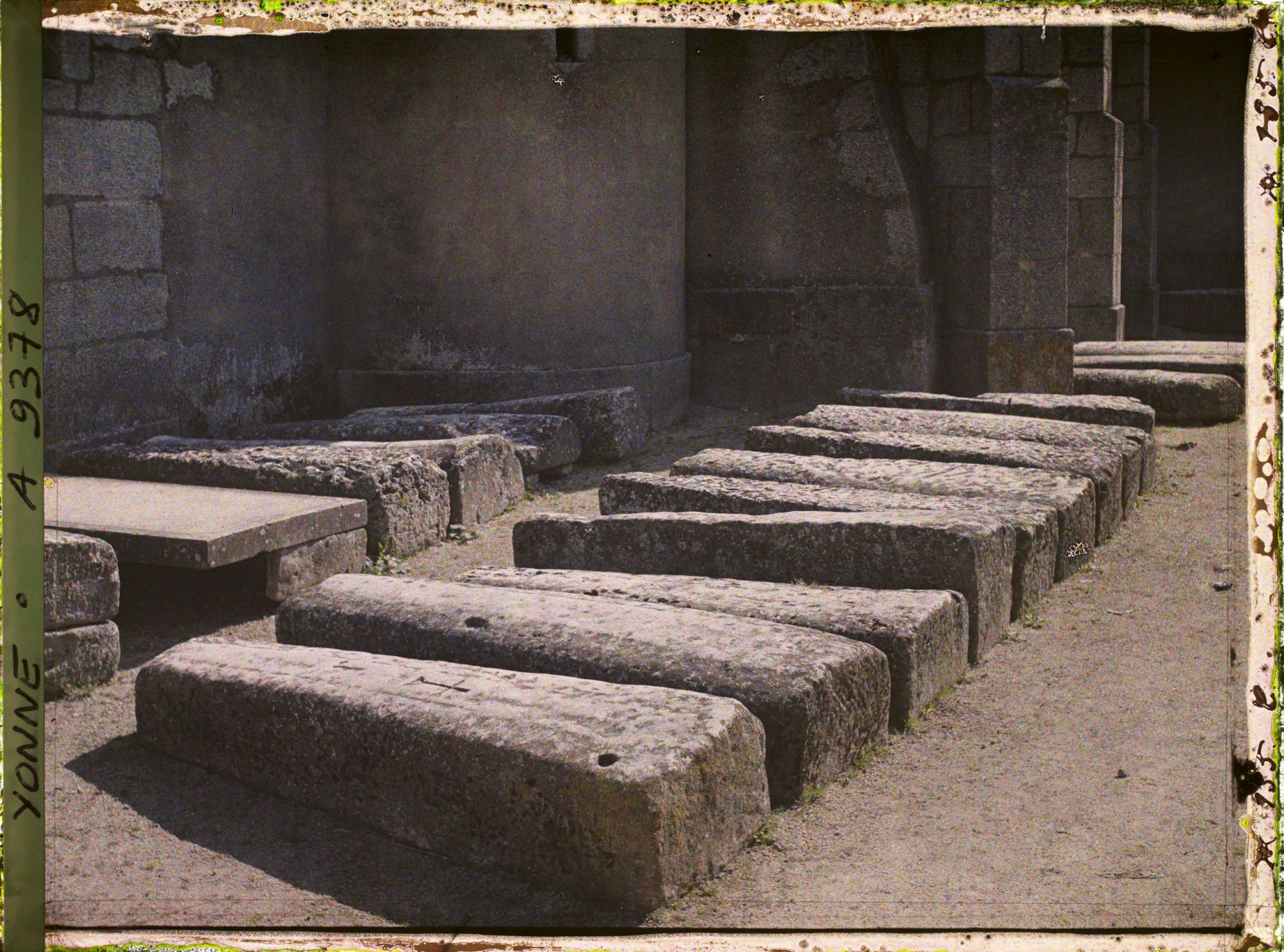 Image représentant Les sarcophages au pied de l'église Saint-Georges
