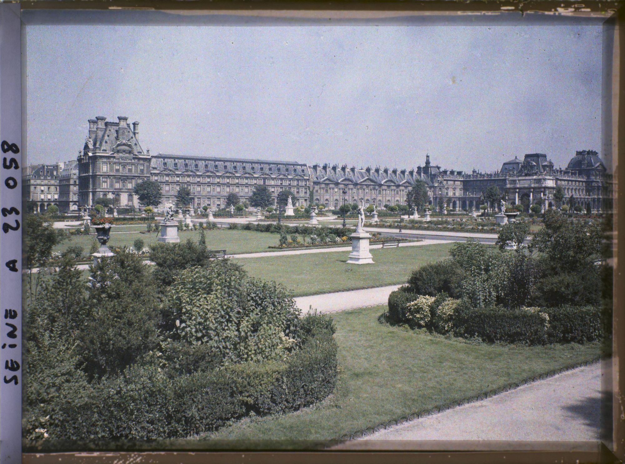 Image représentant Le pavillon de Marsan vu du jardin des Tuileries