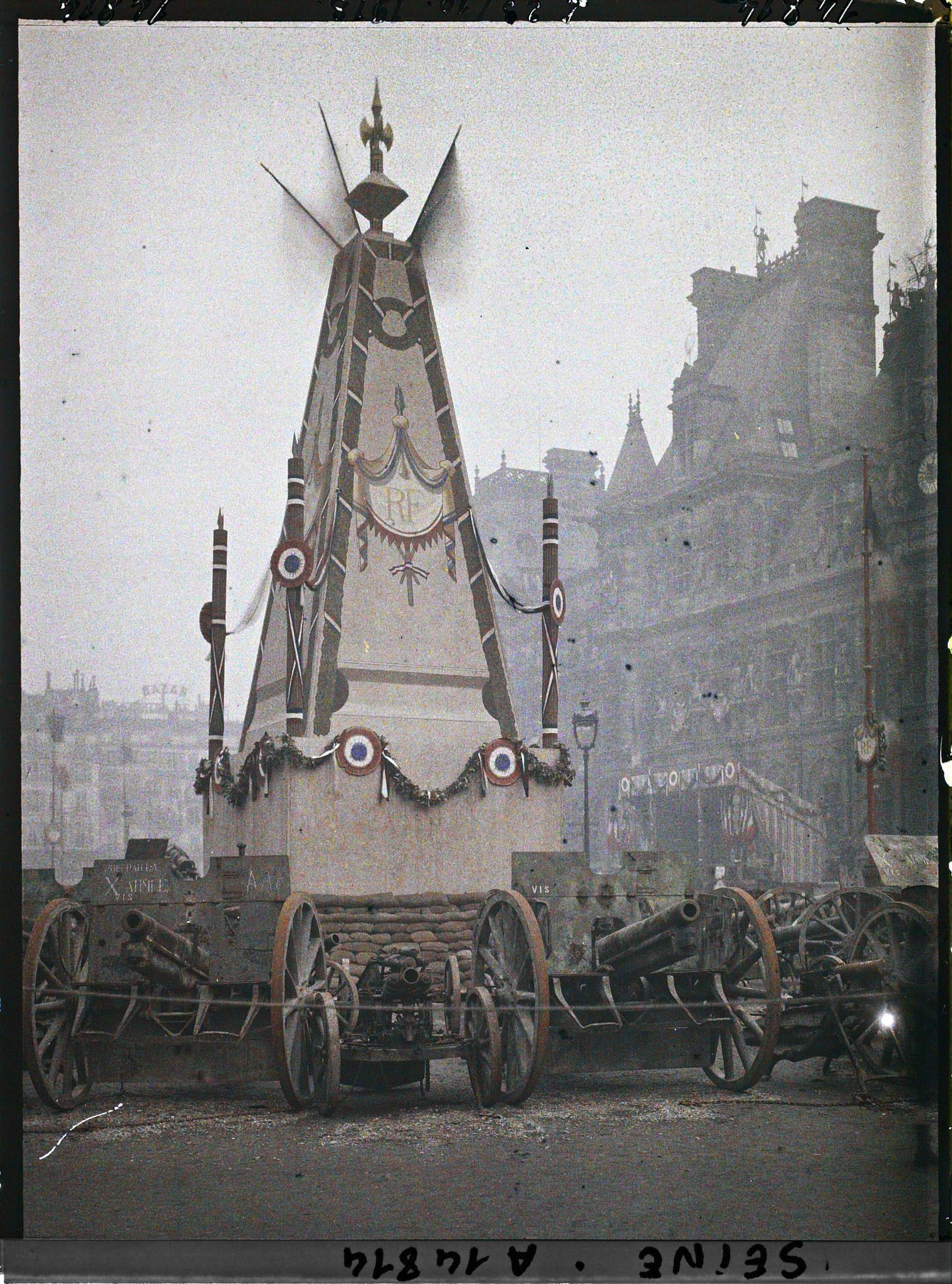 Image représentant Pylône élevé sur la place de l'Hôtel de Ville pour le 4ème emprunt national