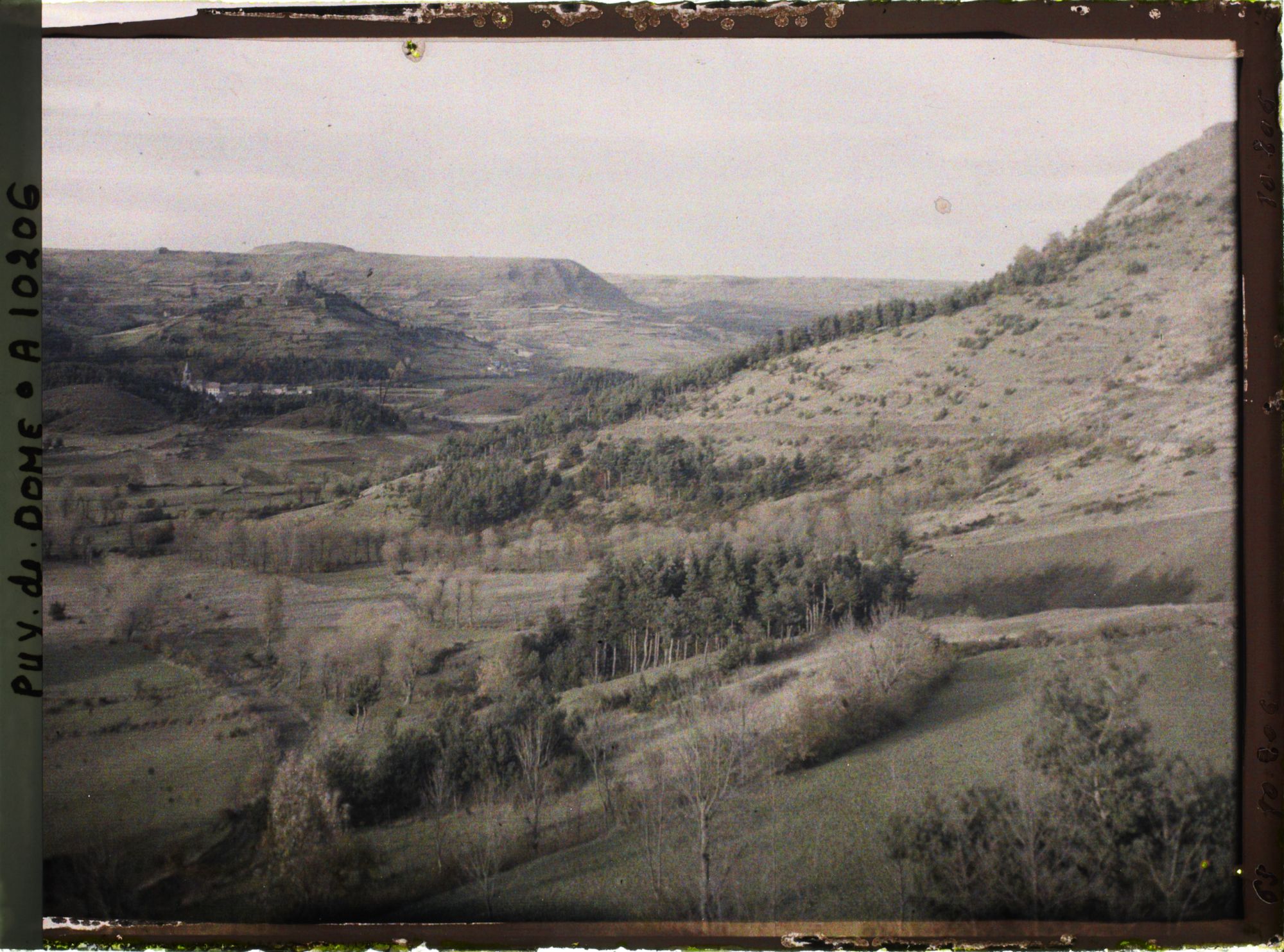Image représentant France, Vallée de Besse, Vue sur Murols et le Château