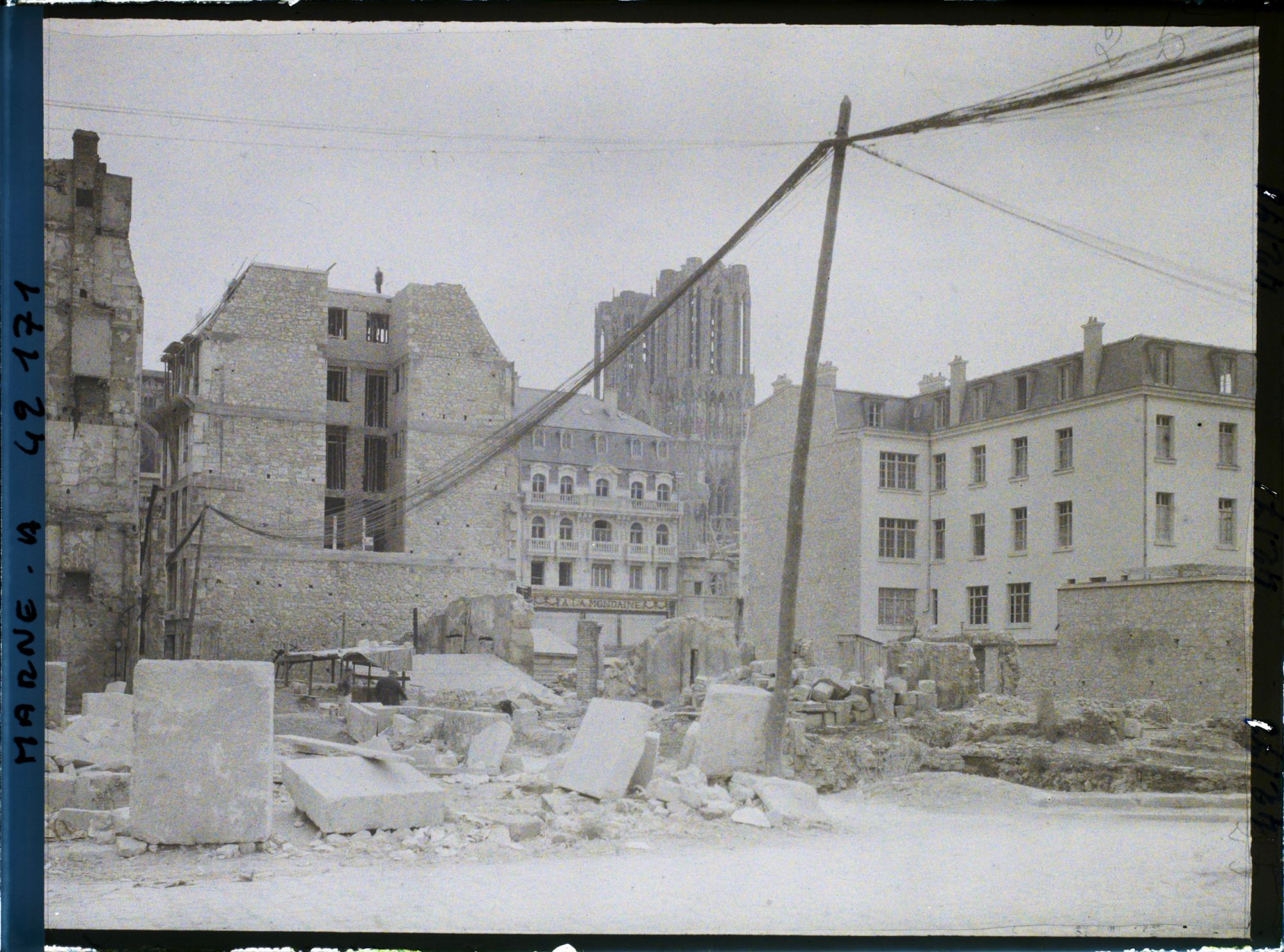 Image représentant France, Reims, Vue prise de la Place du Marché, vers la Cathédrale - Cables servant au transpt de la force motrice