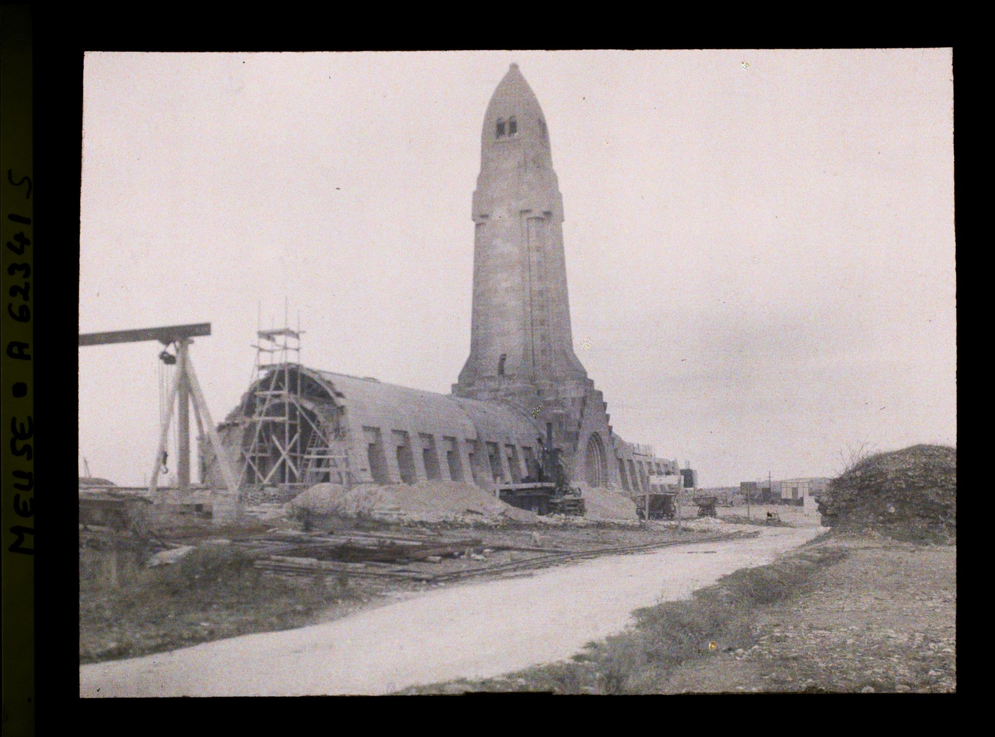 Image représentant Meuse, Douaumont, L'Ossuaire en Construction