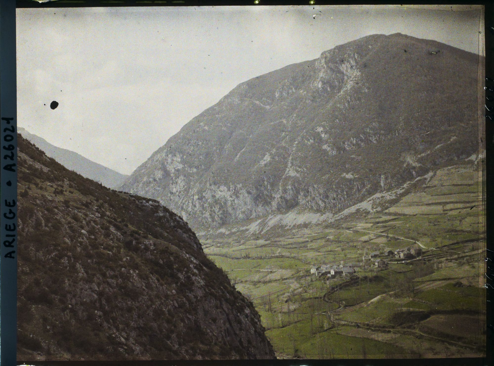 Image représentant Le hameau d'Alliat près de Niaux vu du versant droit du Vicdessos
