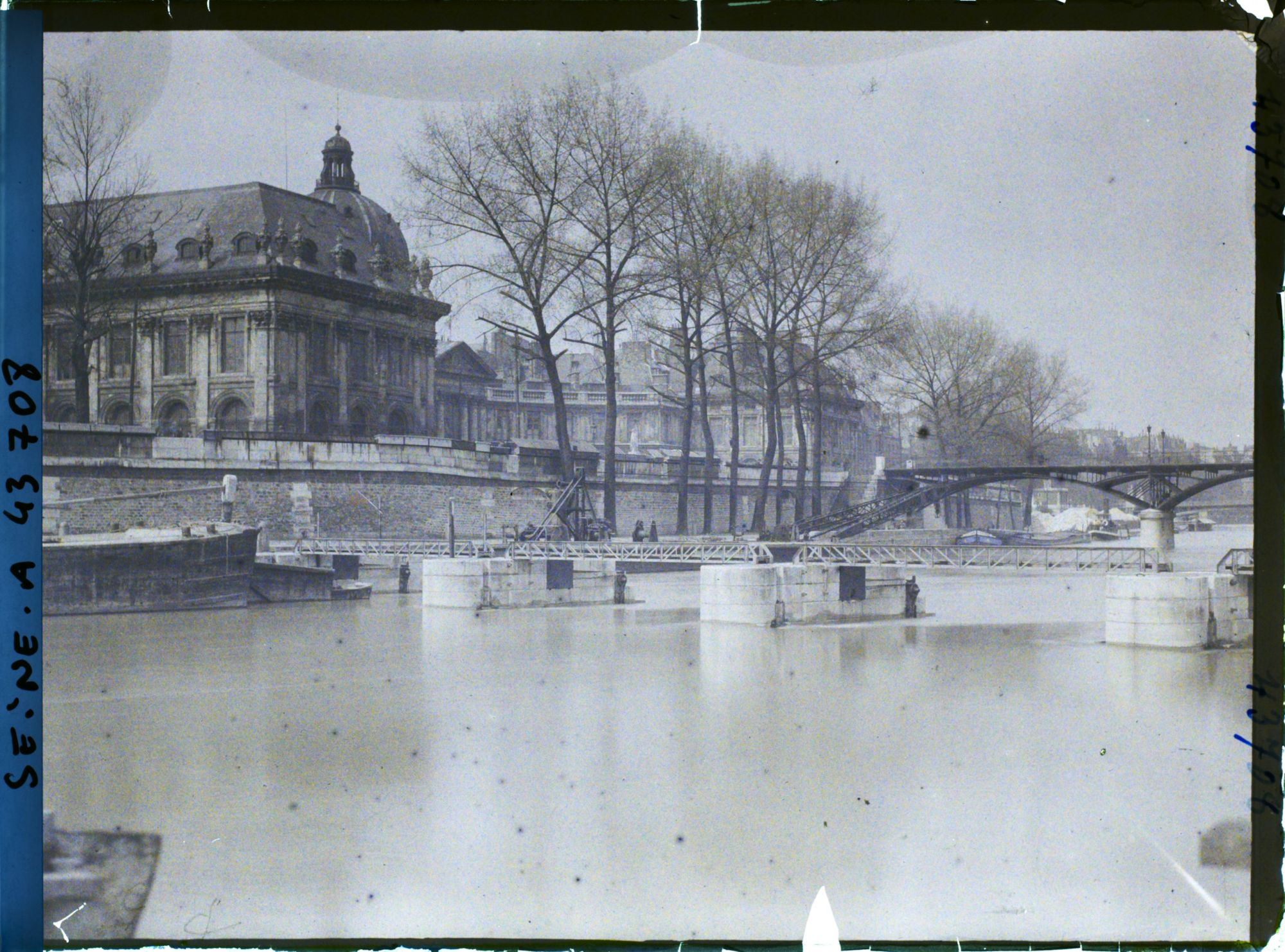 Image représentant Le barrage de la Monnaie en direction de l'Institut de France quai de Conti