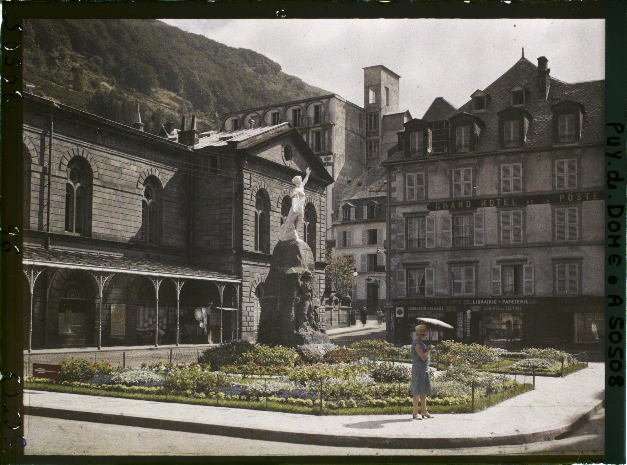 Image représentant France, Mont Dore, Place Michel Bertrand et le monumt aux morts