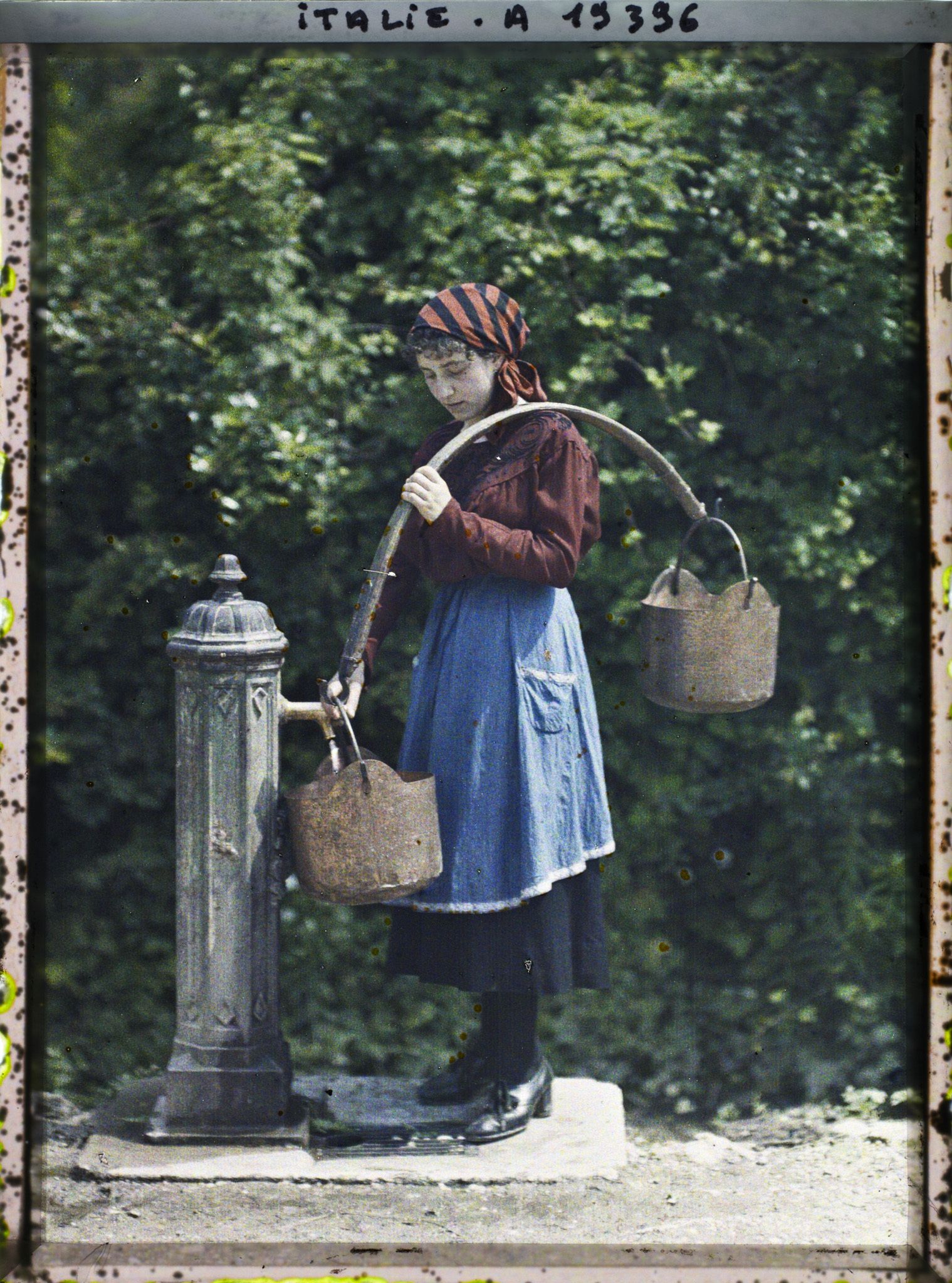 Image représentant Maria Carmignato (?) à la fontaine