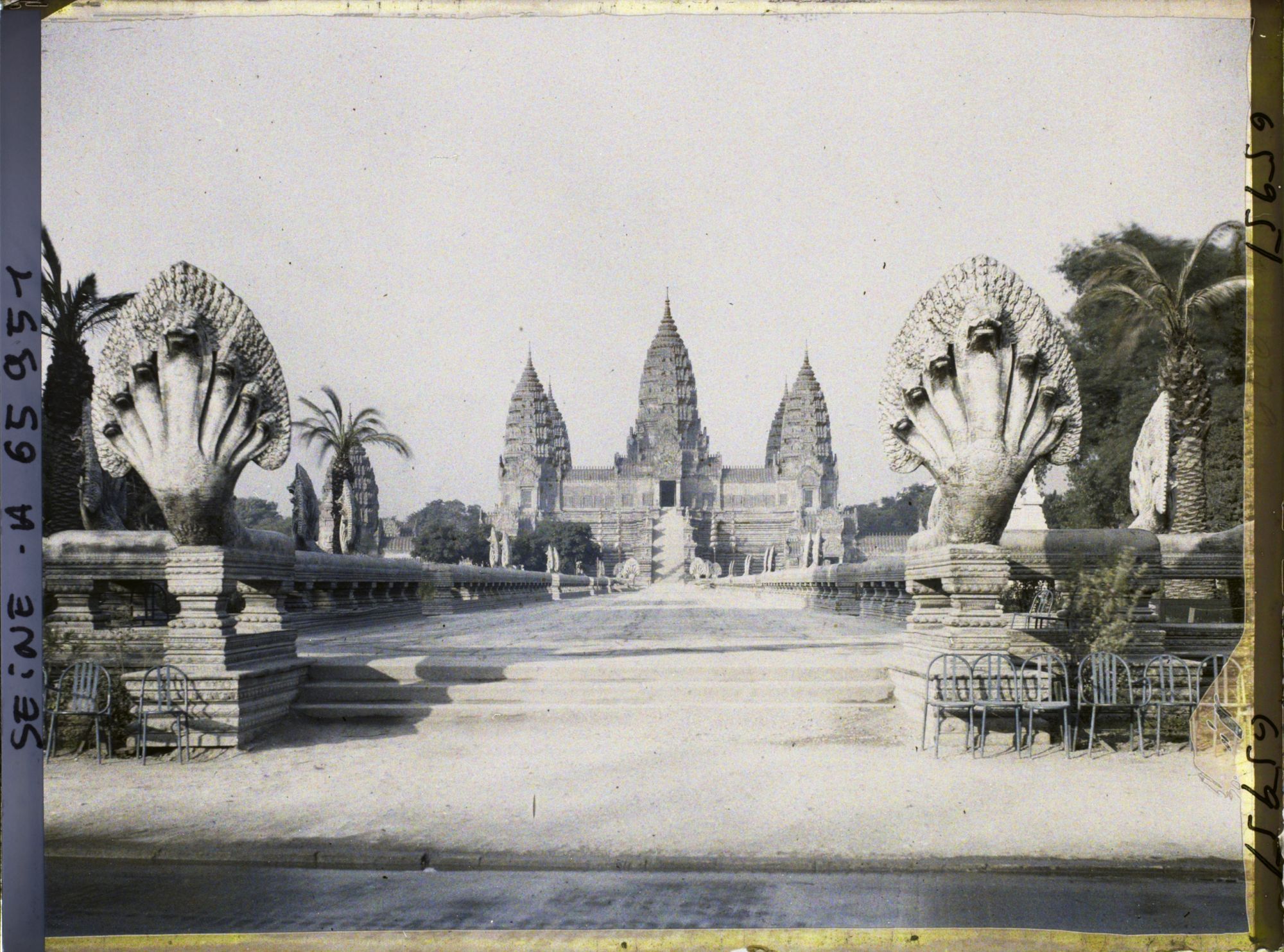 Image représentant L'Exposition Coloniale Internationale de 1931, la grande allée du temple d'Angkor Vat