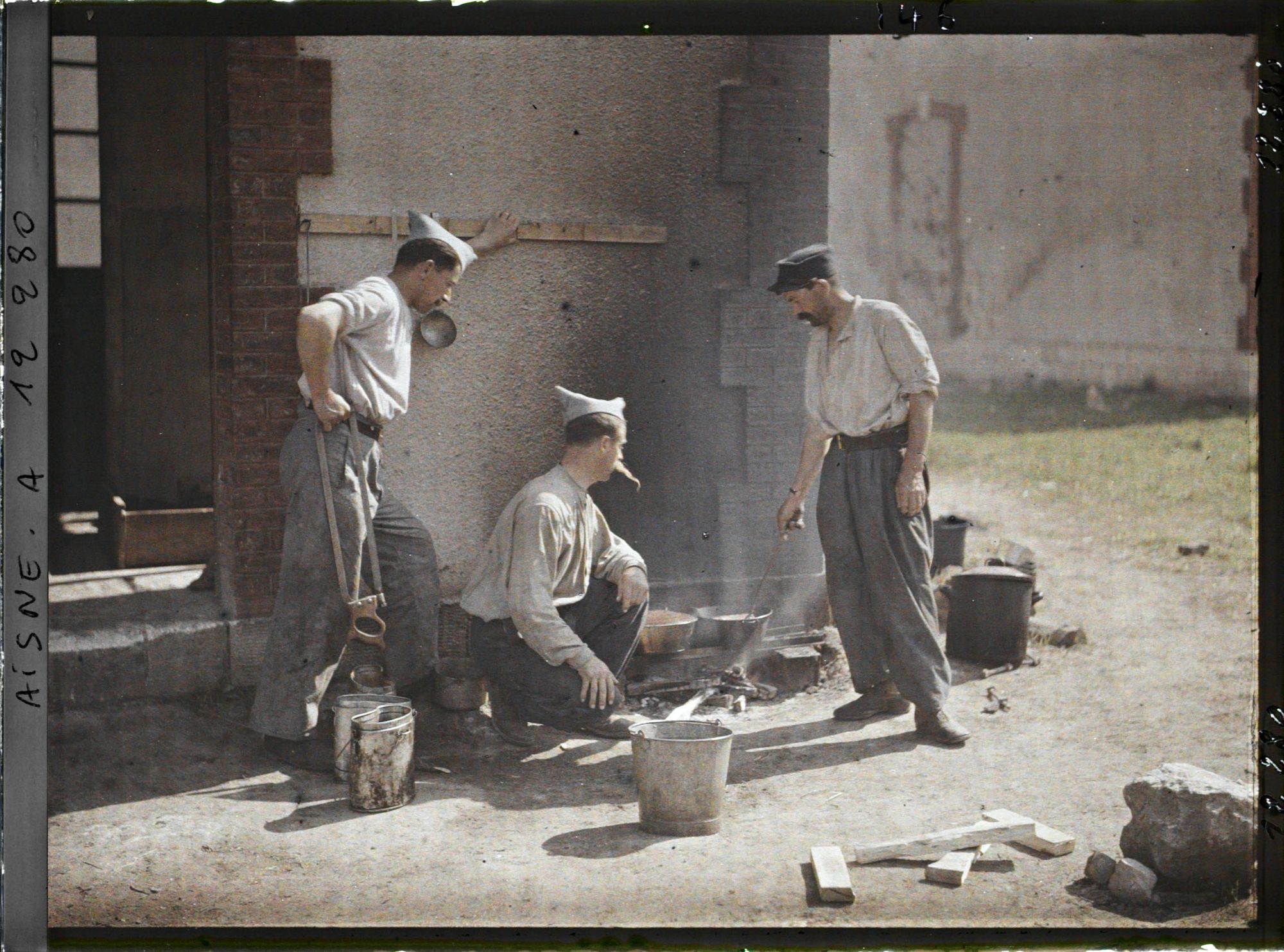 Image représentant Poilus faisant la popote dehors
