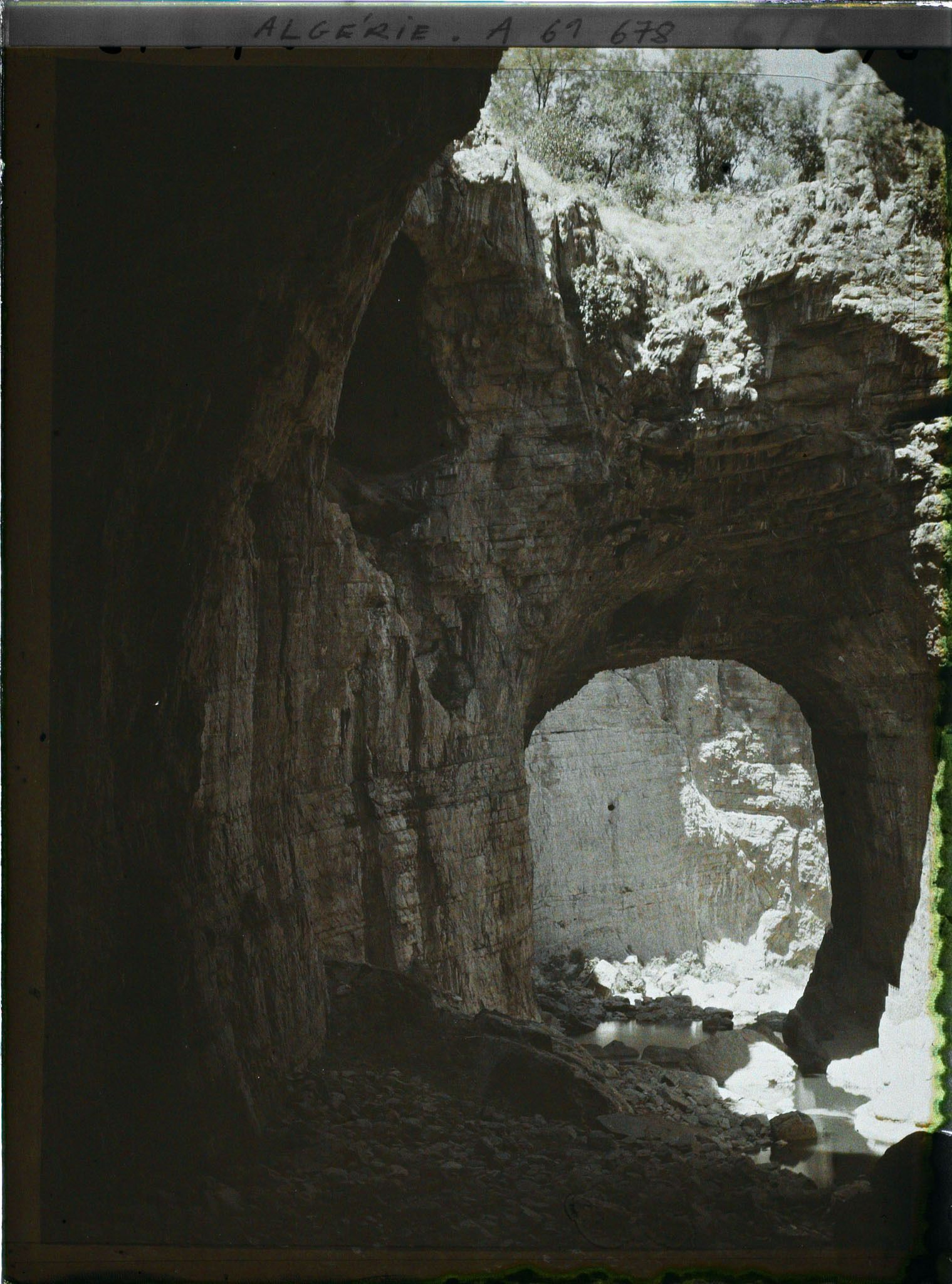 Image représentant Algérie, Constantine, Au fond des gorges, Vue vers le Pont naturel