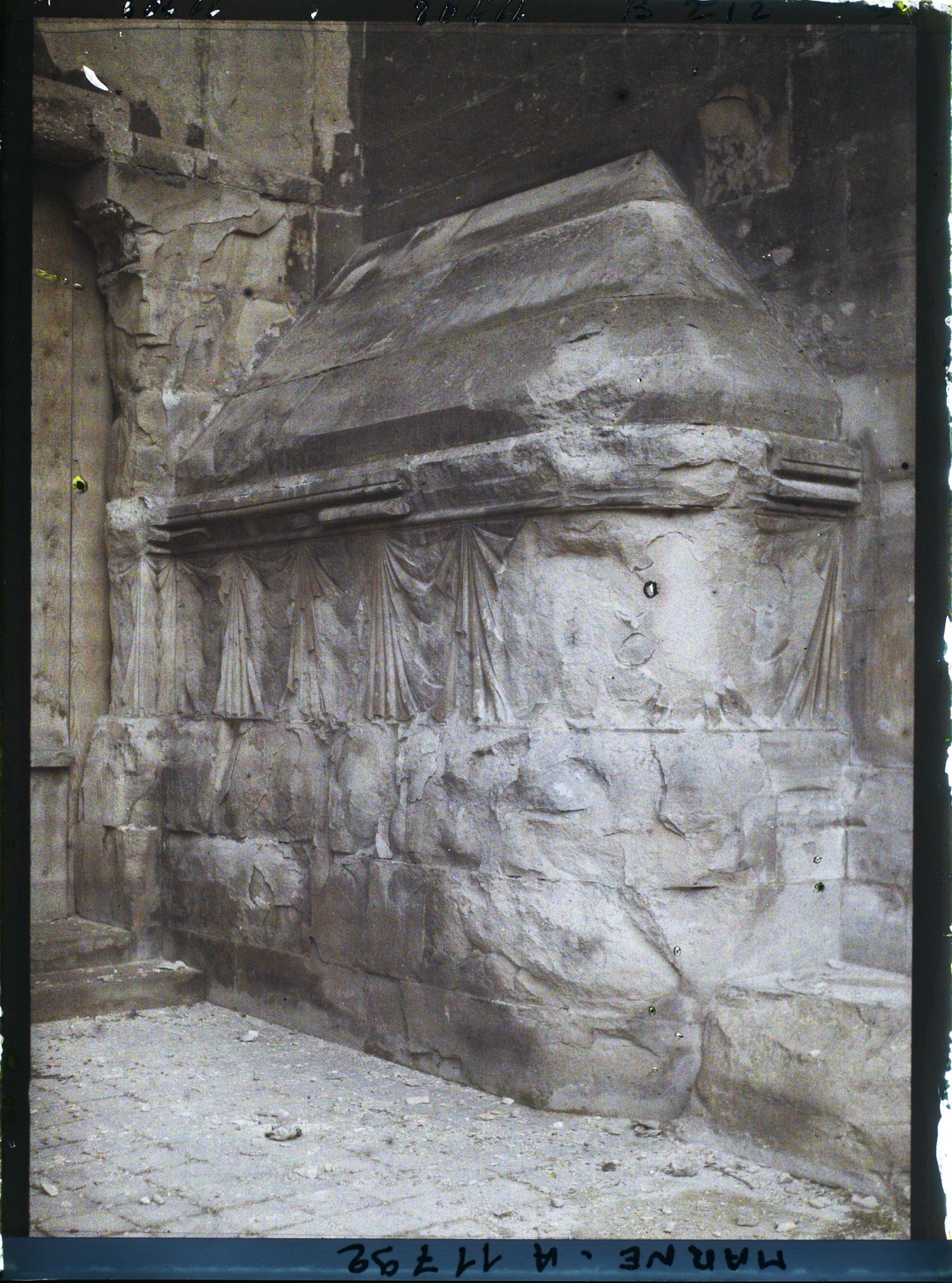 Image représentant France, Reims, Portes et tambours détériorés