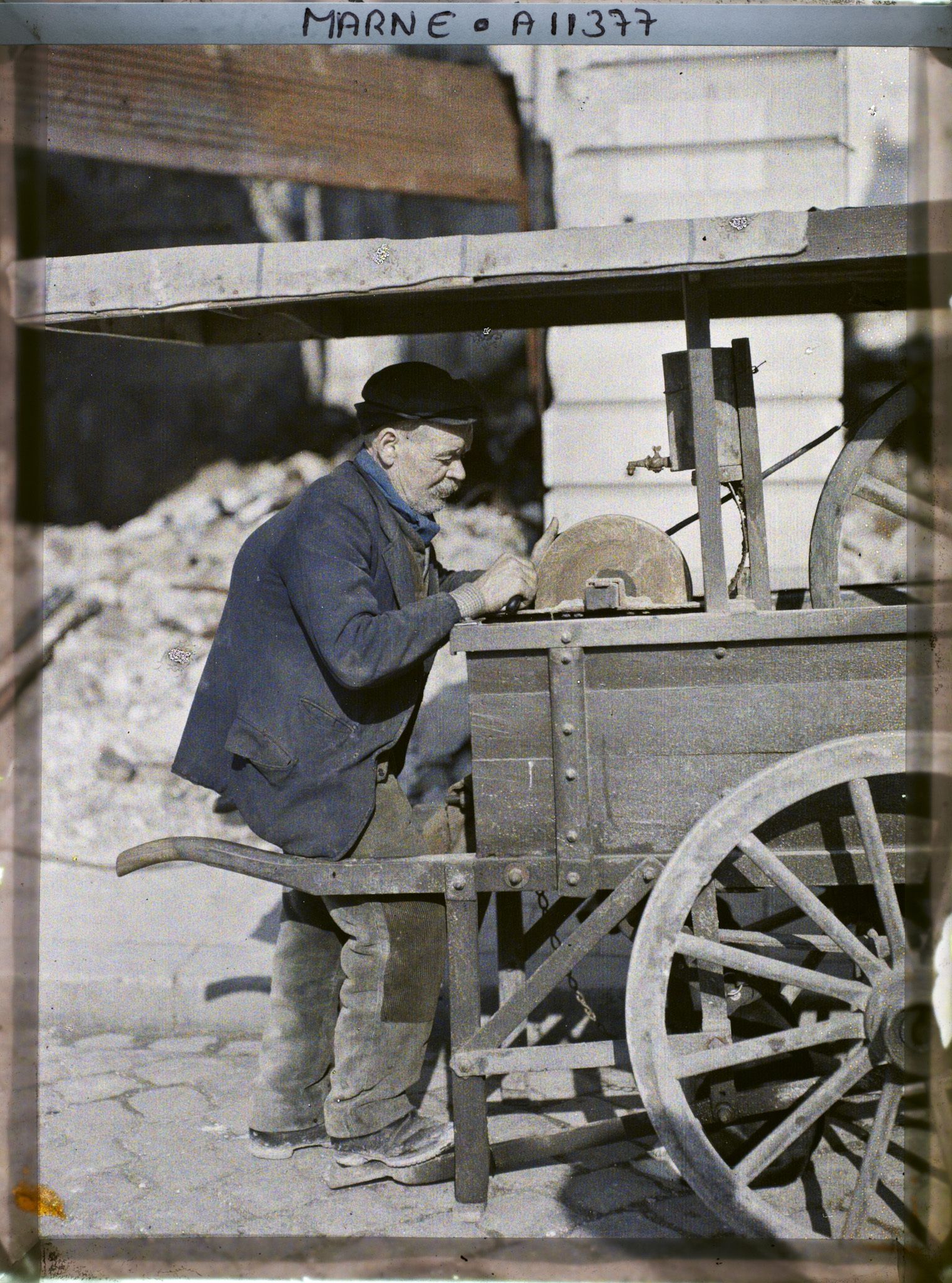 Image représentant Repasseur actionnant sa meule, place Royale
