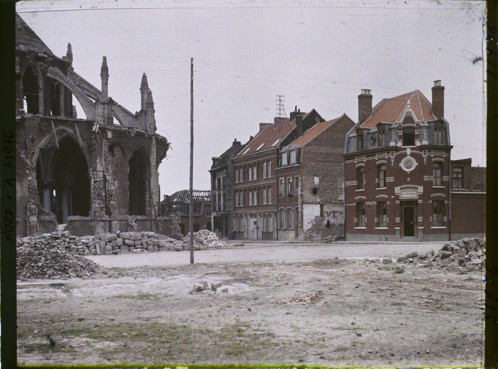 Image représentant France, Armentières, Nouvelles maisons et abside de St Waast