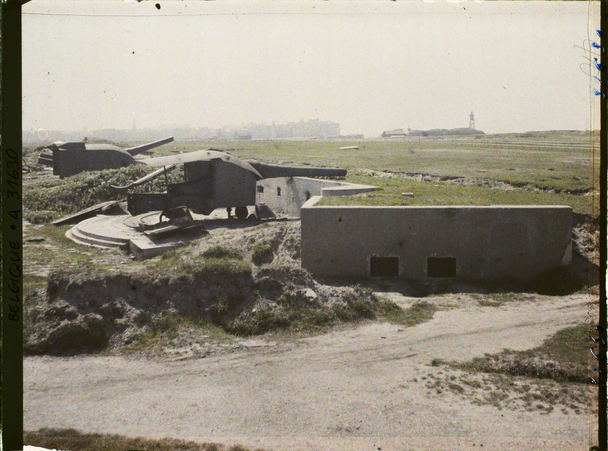 Image représentant Belgique, Ostende, Batterie Hindenburg, Contre jour sur l'ensemble de la batterie, dans le fond, Ostende