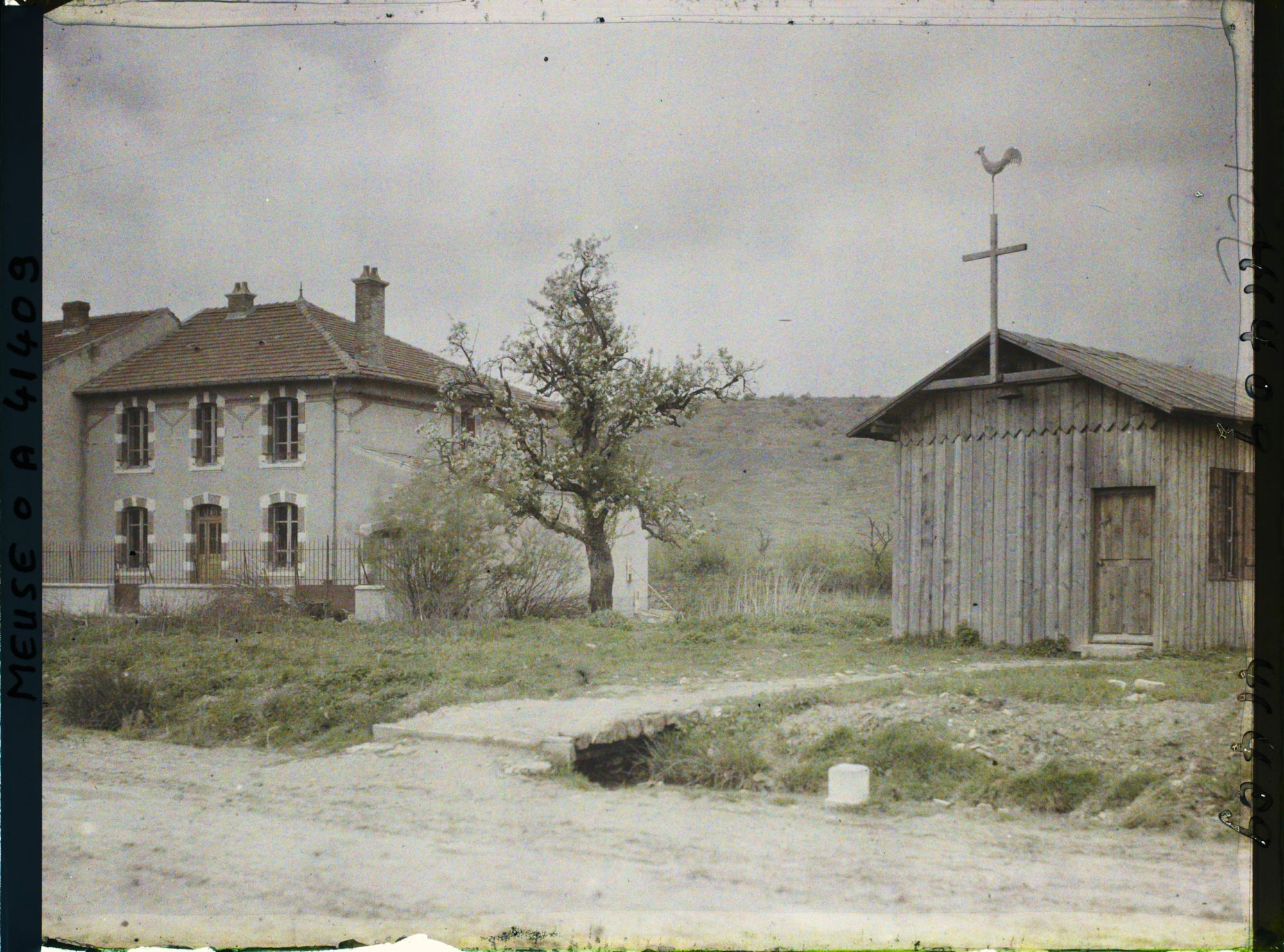 Image représentant France, Combres, Eglise, nouvelles maisons, au fond, Crête des Eparges