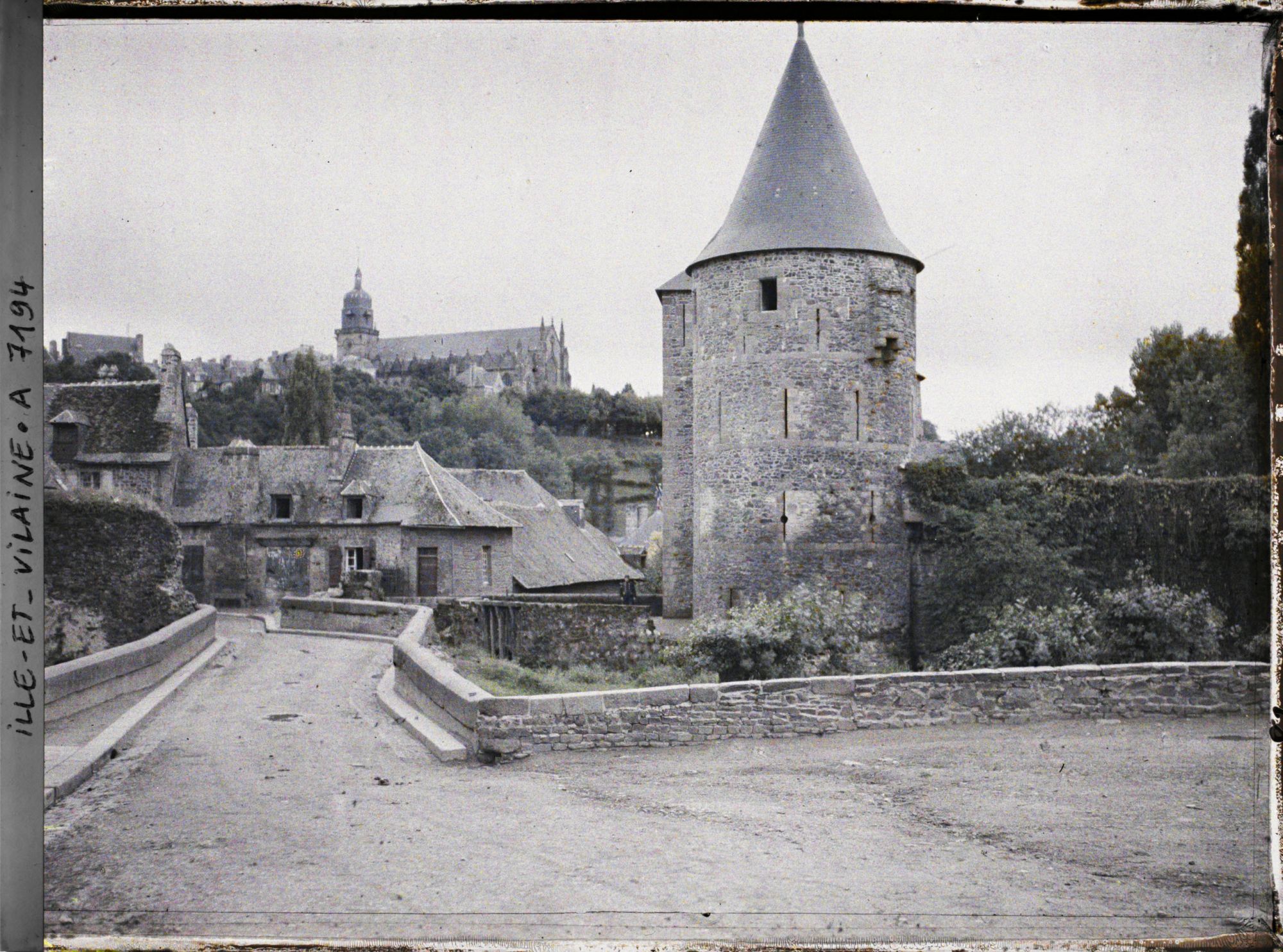 Image représentant L'entrée du château avec la tour du Hallay devant la tour carrée de la Haye St Hilaire ; au fond, l'église Saint-Léonard