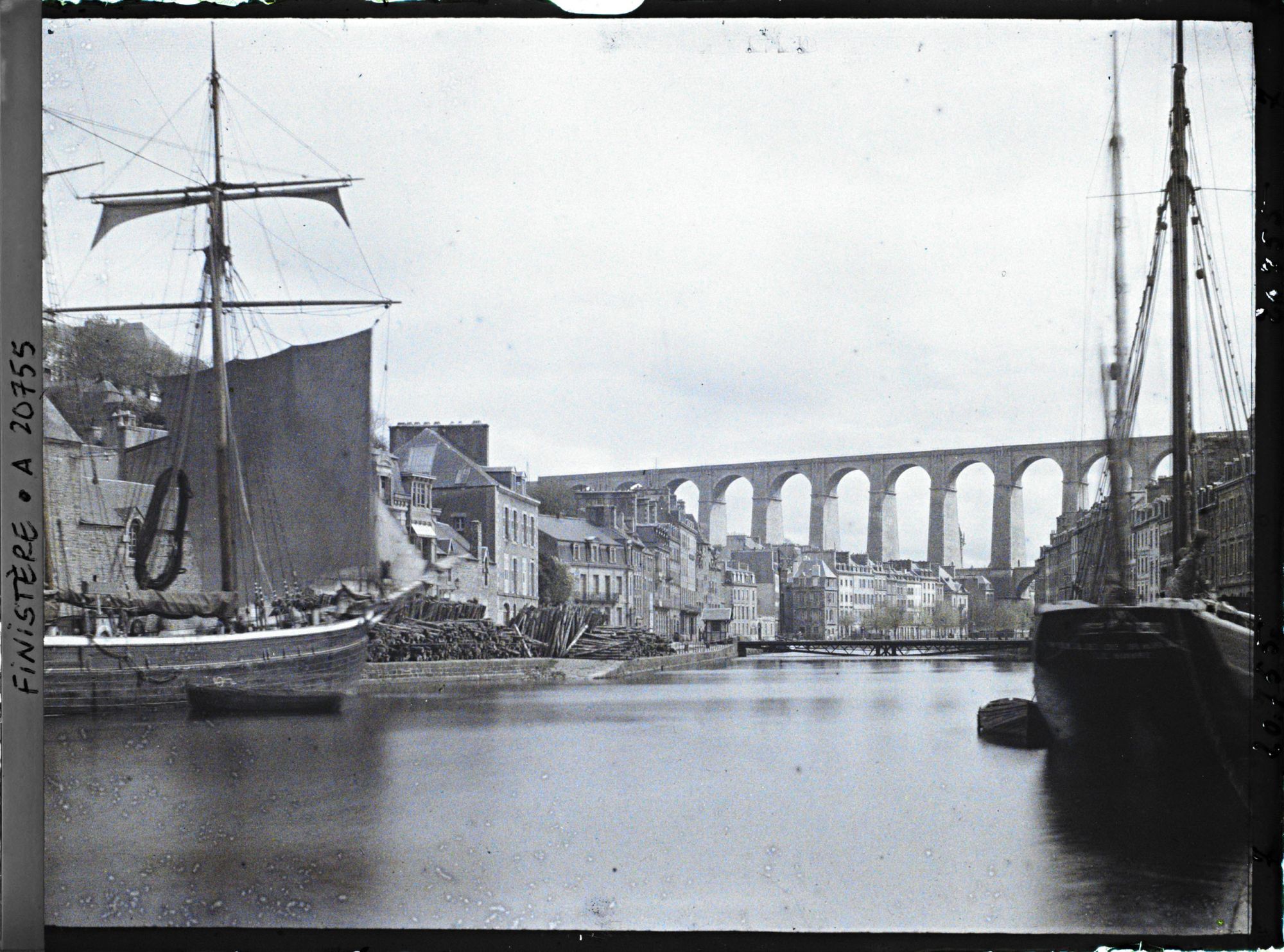 Image représentant Le bassin à flot de la rivière de Morlaix, avec à l'arrière-plan le viaduc
