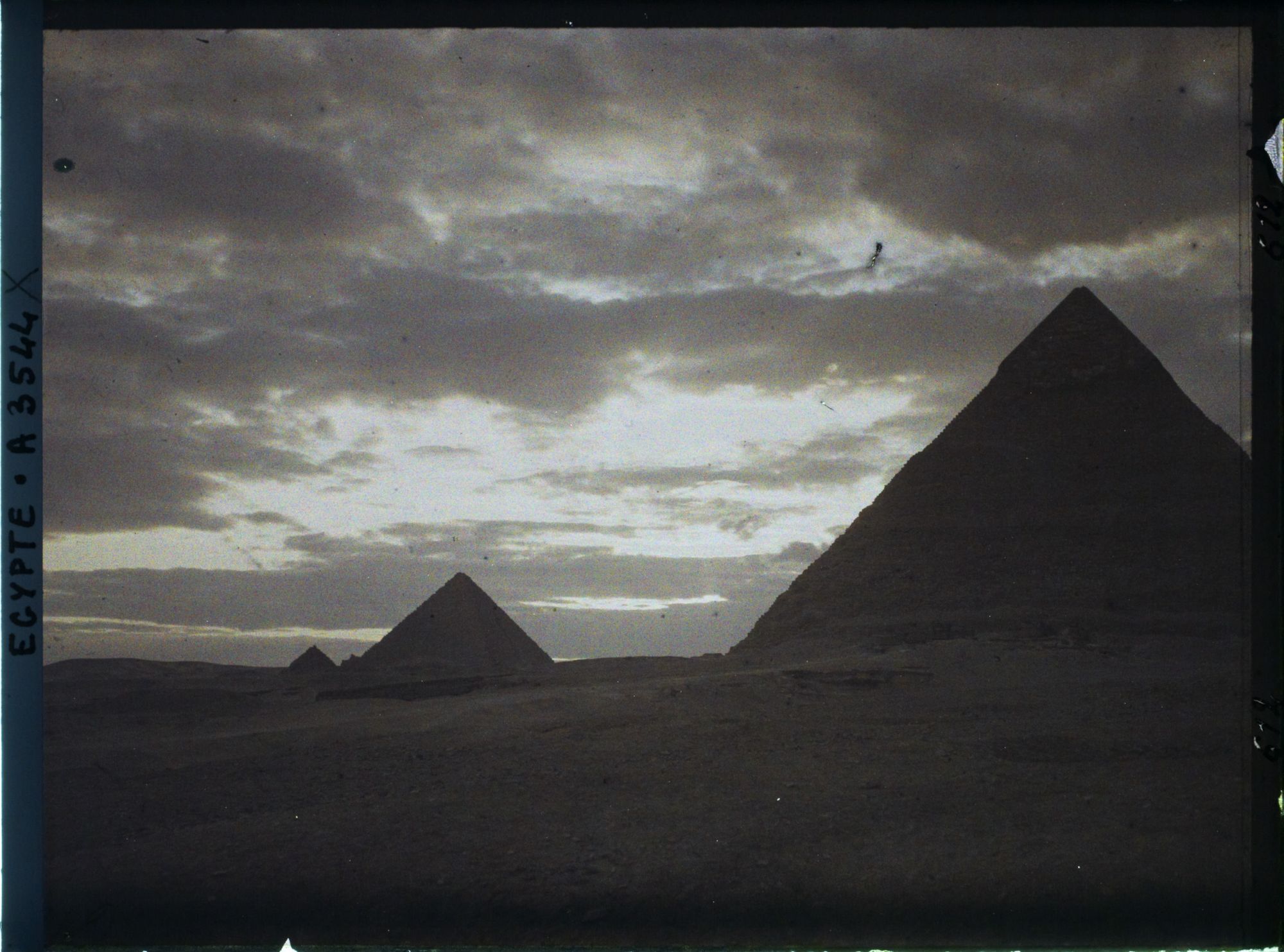 Image représentant Les pyramide de Gîzeh au crépuscule