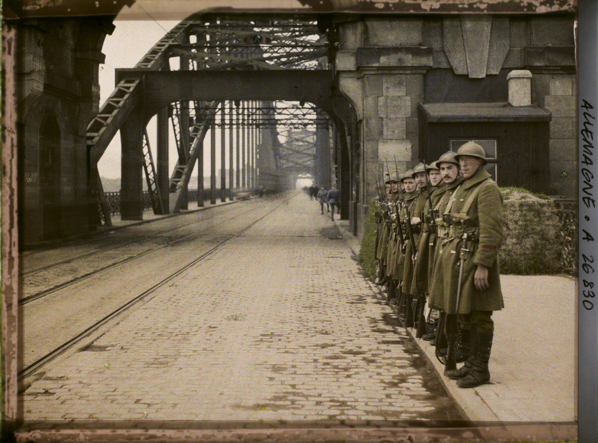 Image représentant Allemagne, Düsseldorf, Occupation Française Soldats Belges prenant leur Service s/ le Pont