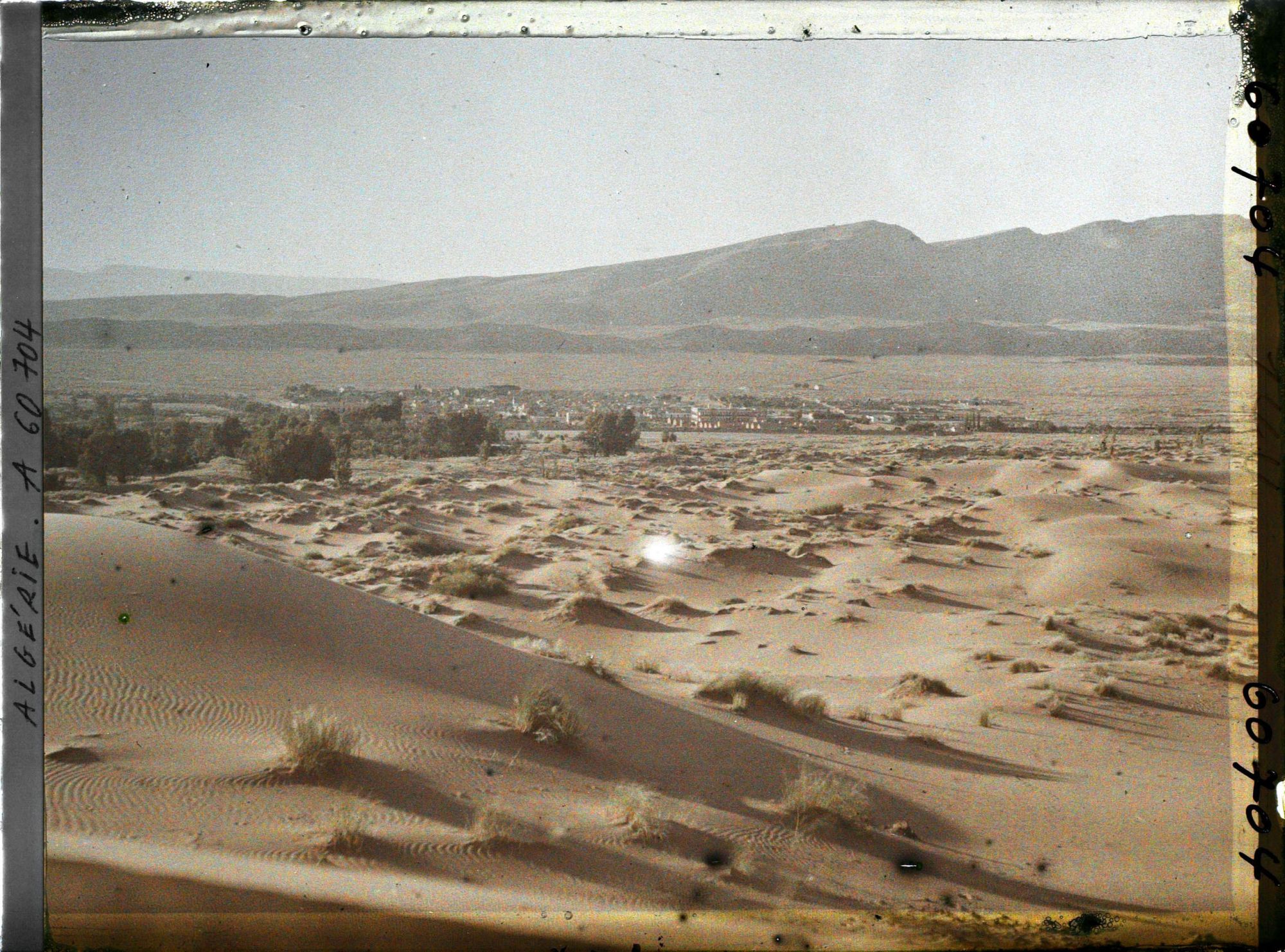 Image représentant Vue de la ville d'Aïn-Sefra avec à l'arrière-plan, le Djebel Aïssa