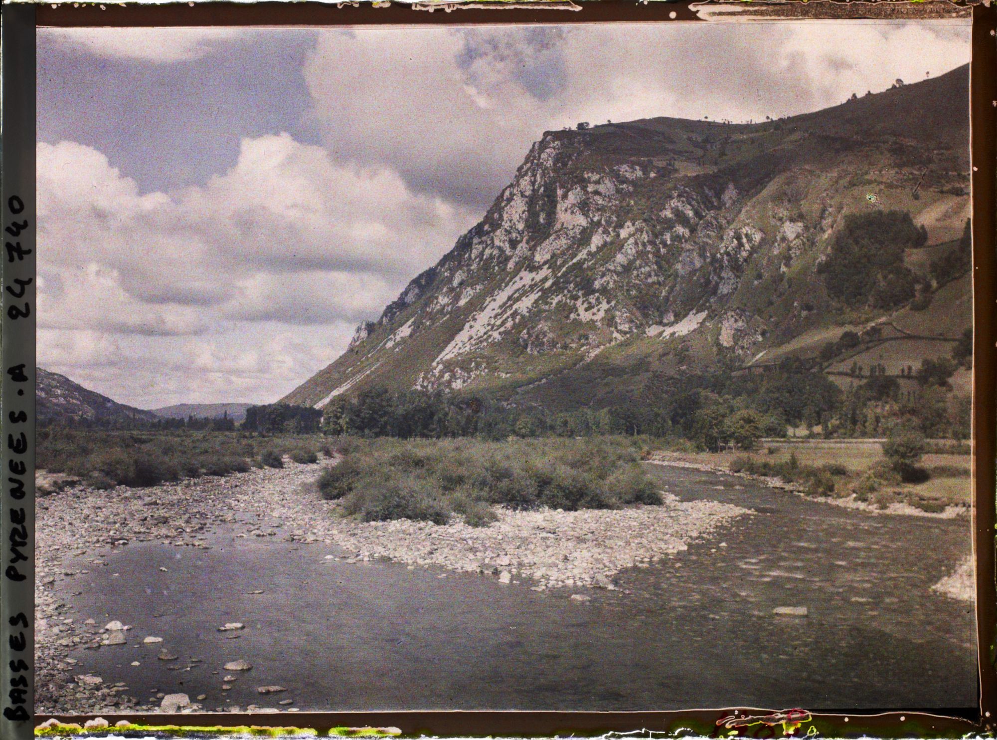 Image représentant France, Vallée d'Ossau, Vallée d'Ossau Le Gave à Pont de Béon