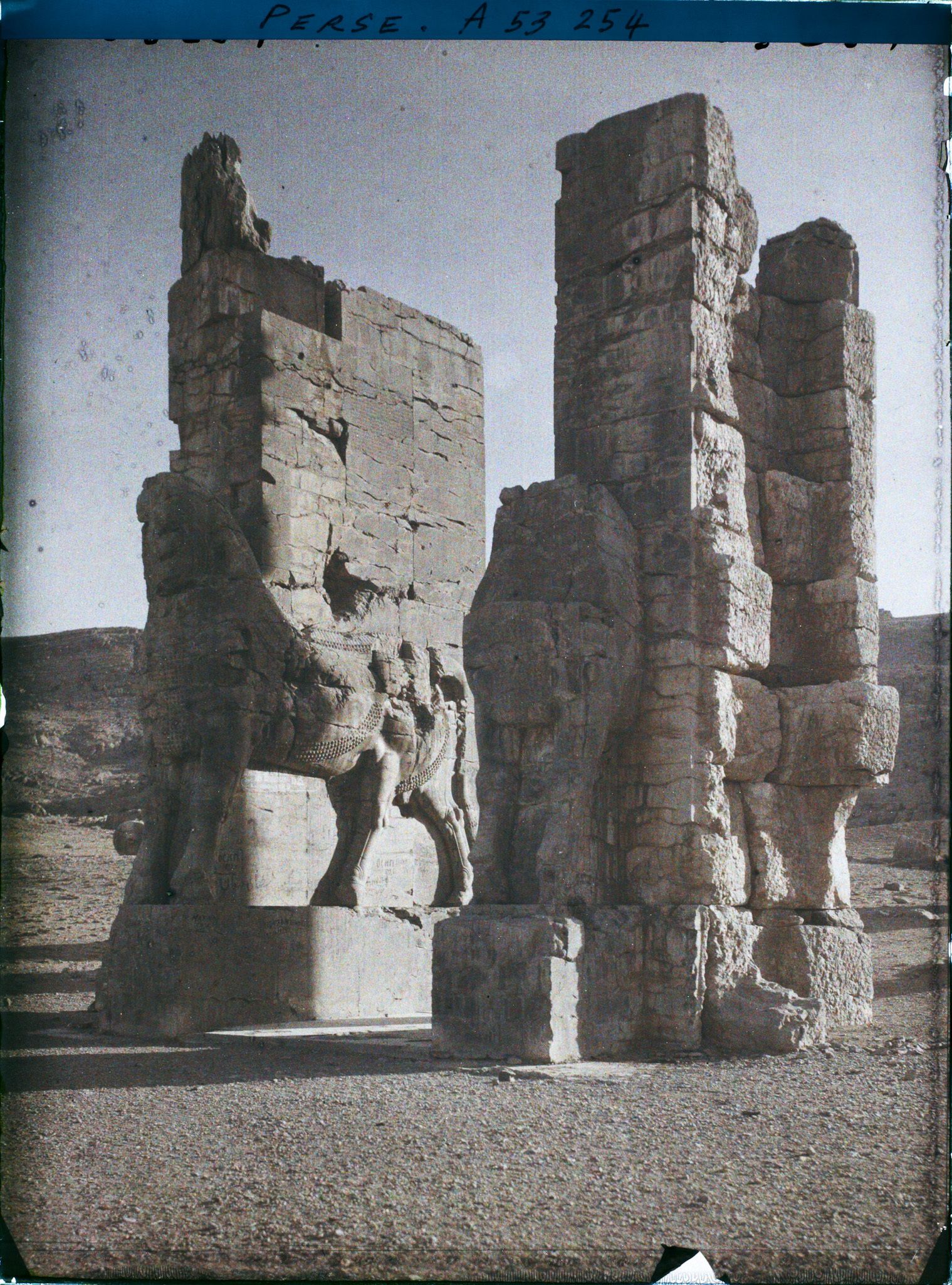 Image représentant Pilier ouest de la porte de Xerxès ou porte de toutes les Nations