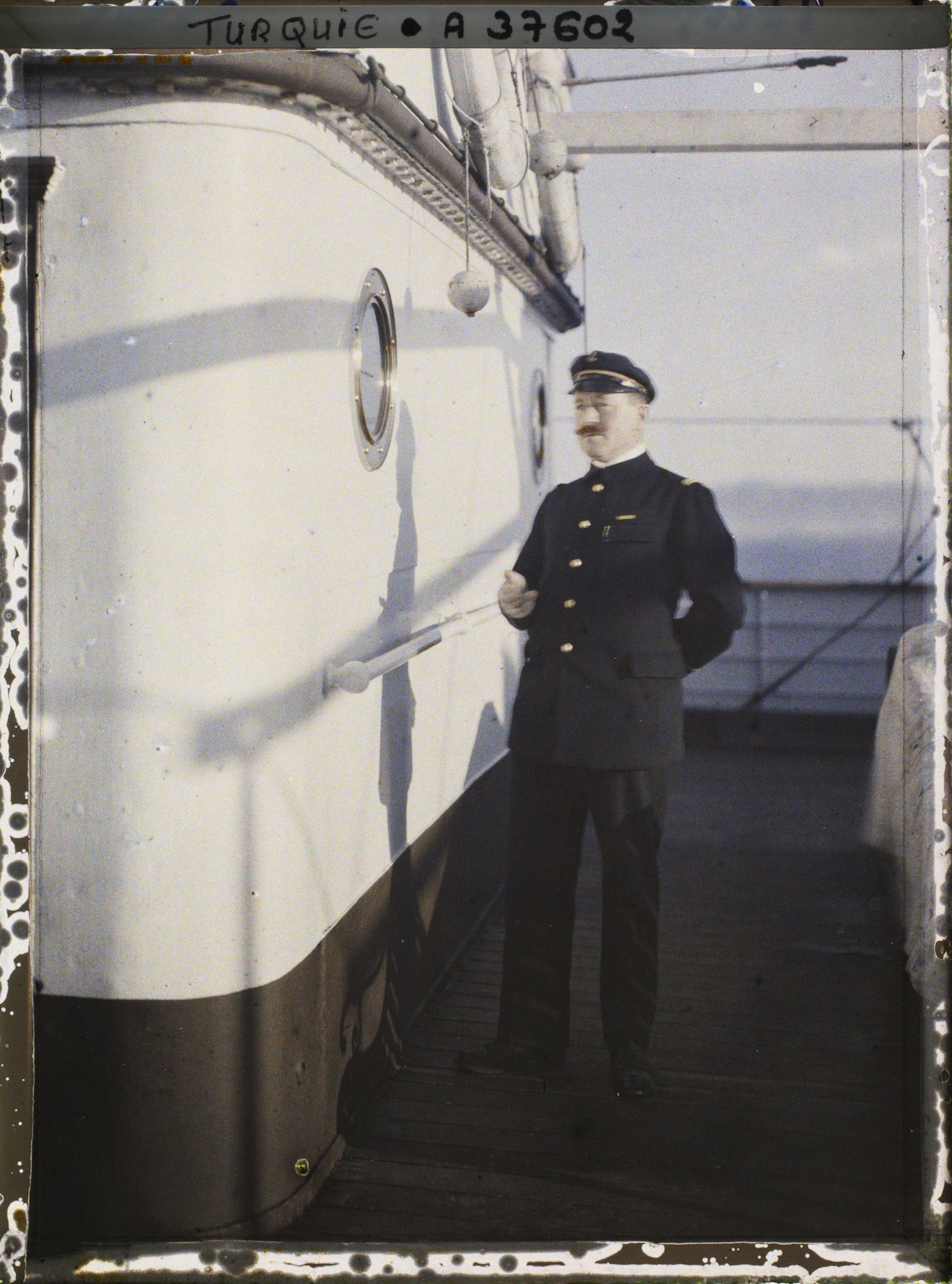 Image représentant Départ d'Istanbul et de la Turquie. A bord du navire La Phrygie, le premier Maître Danic