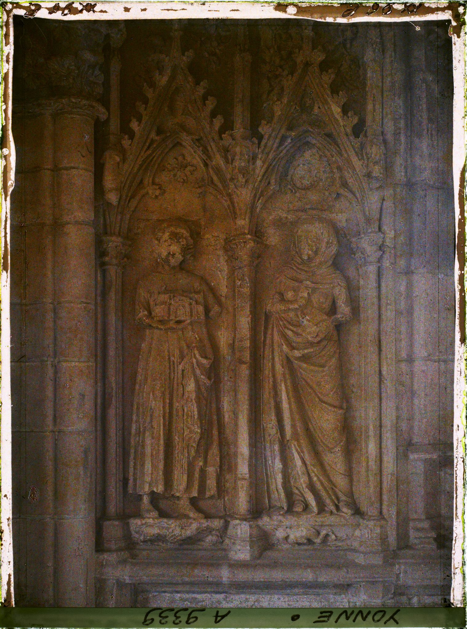 Image représentant France, St Père, Gérard de Roussillon et Berthe: tombeaux du porche