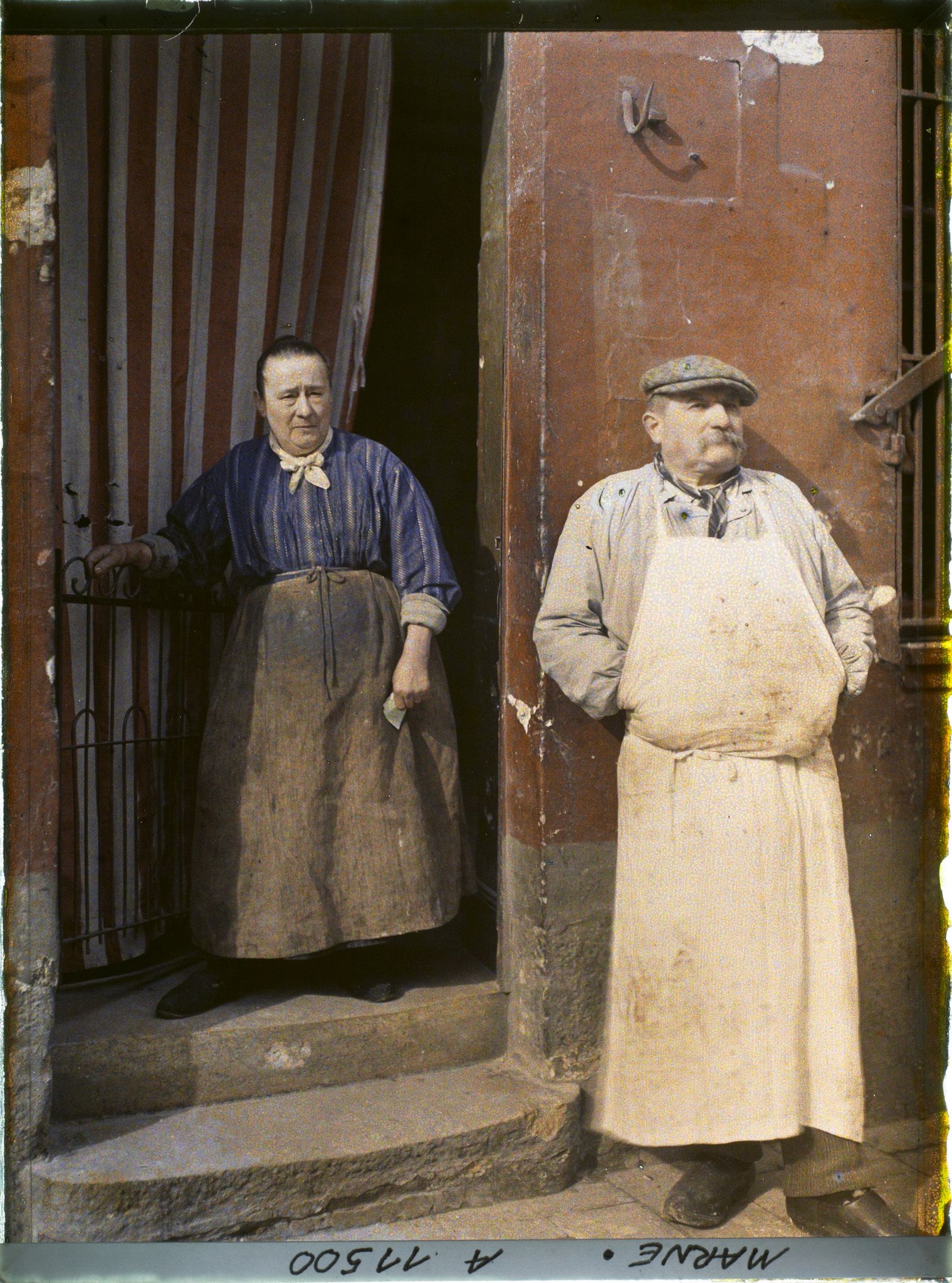 Image représentant Boucher et sa femme sur le pas de leur boucherie chevaline Minouflet
