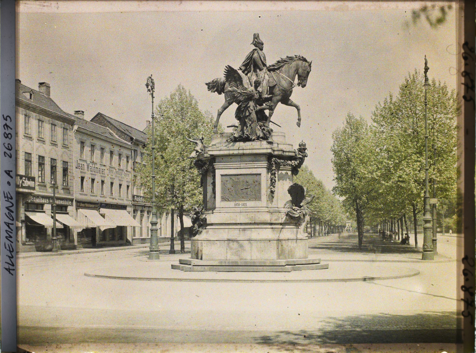Image représentant Allemagne, Düsseldorf, Occupation Française Hindenburg Wall et Statue de Guillaume 1er