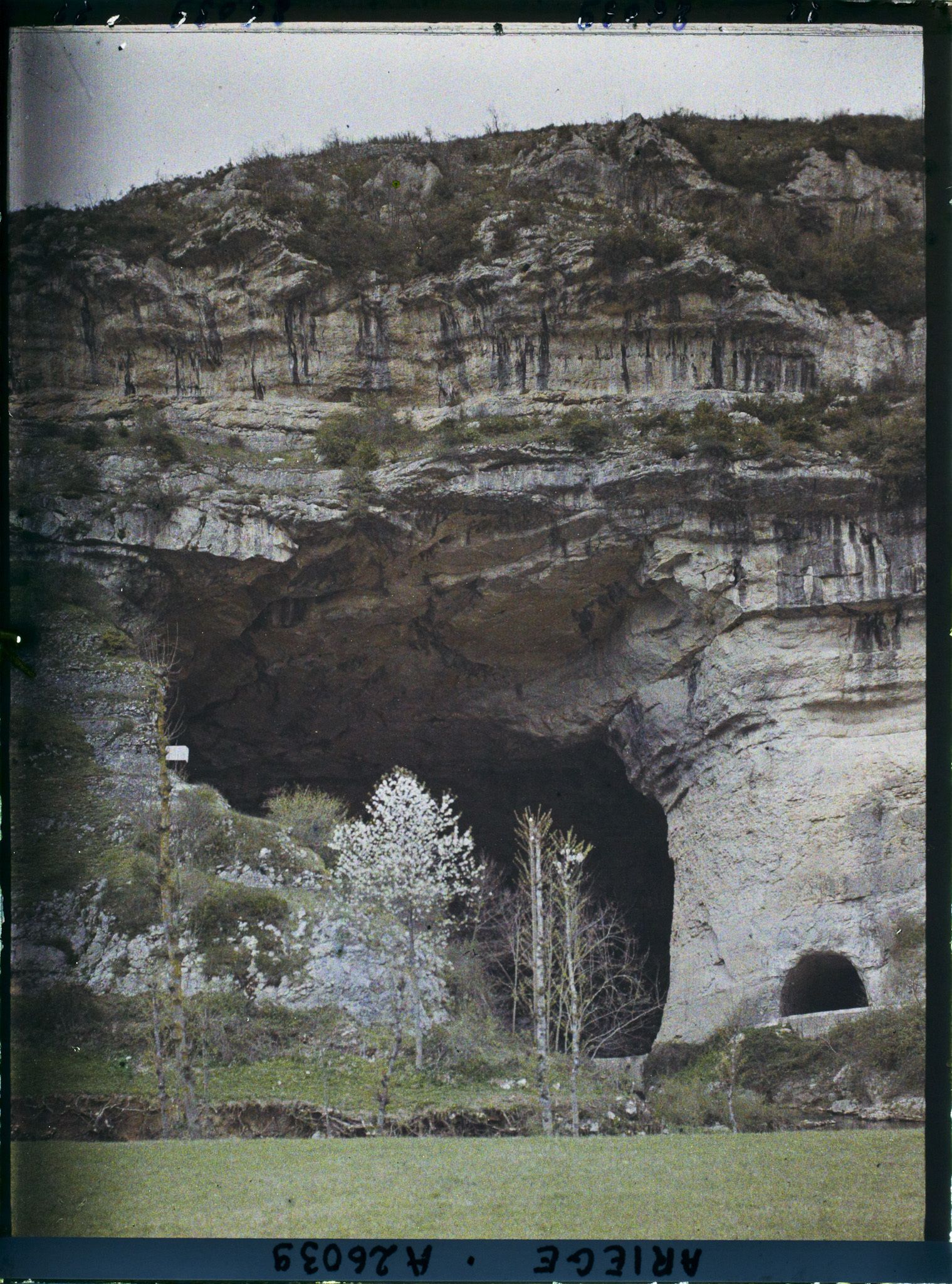 Image représentant L'entrée de la grotte du Mas-d'Azil avec l'Ariège au premier plan