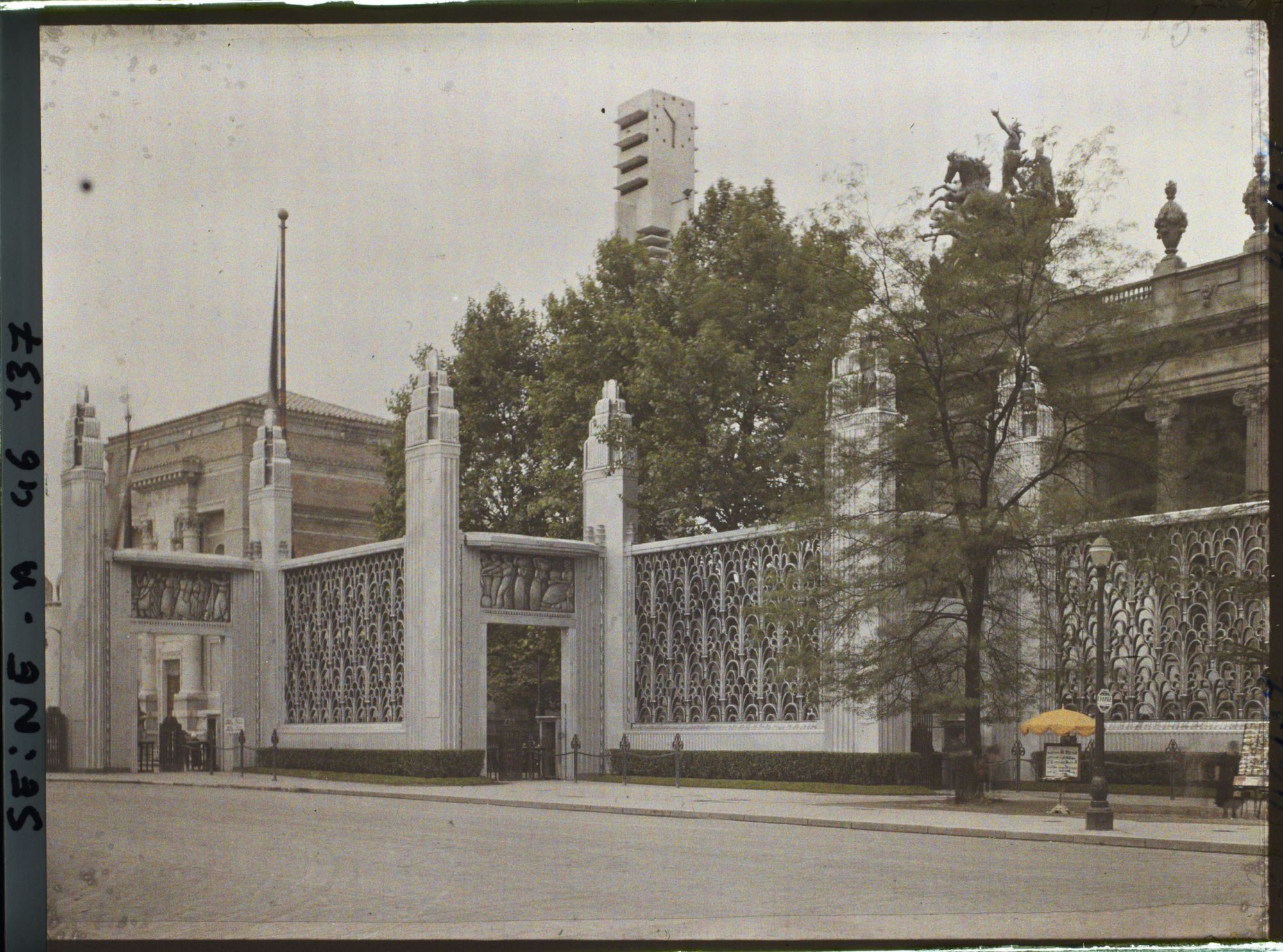 Image représentant L'Exposition des arts décoratifs, Porte d'honneur, entre Grand et Petit Palais