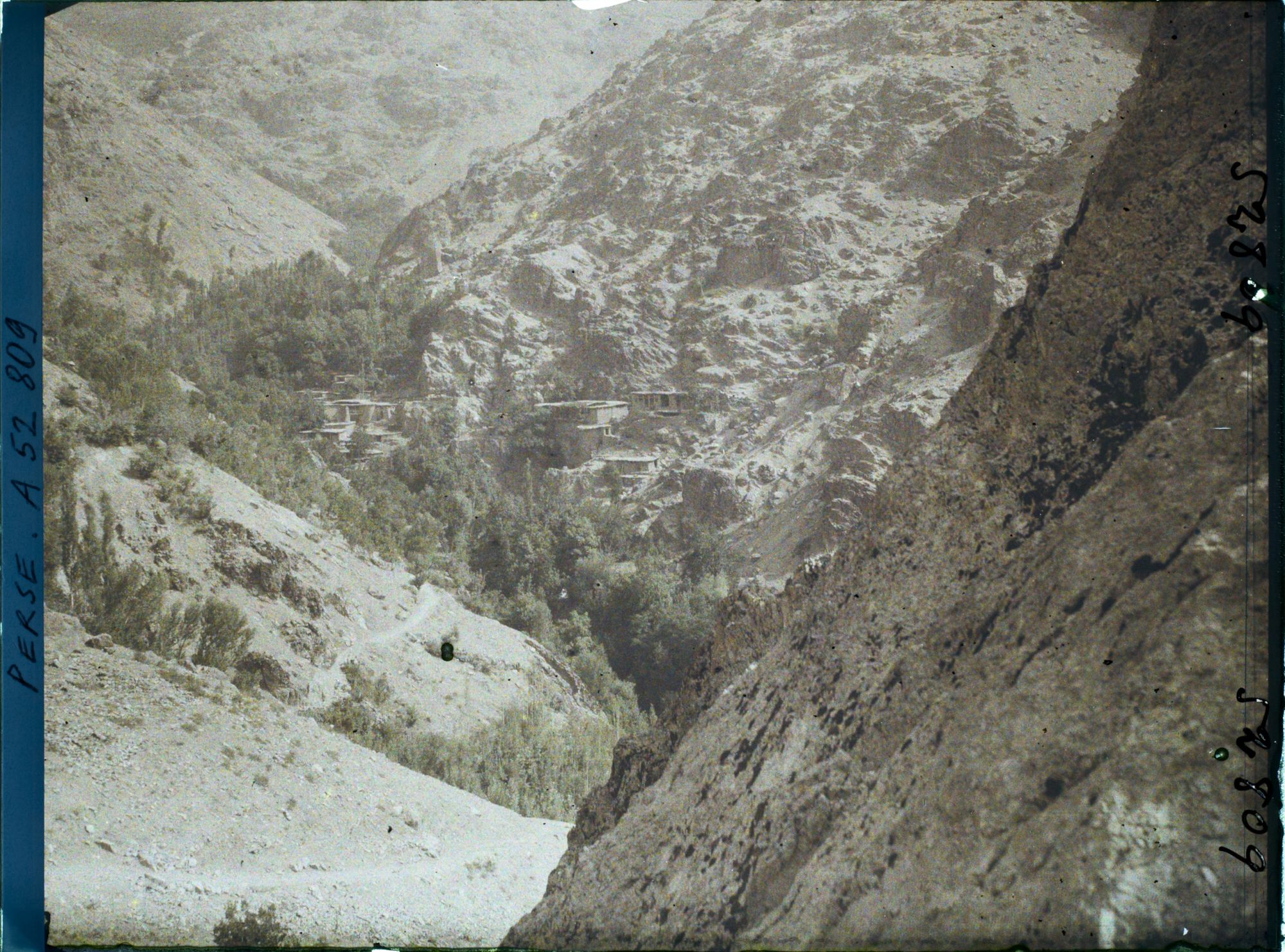 Image représentant Village à flanc de montagne, chaîne de l'Elbourz