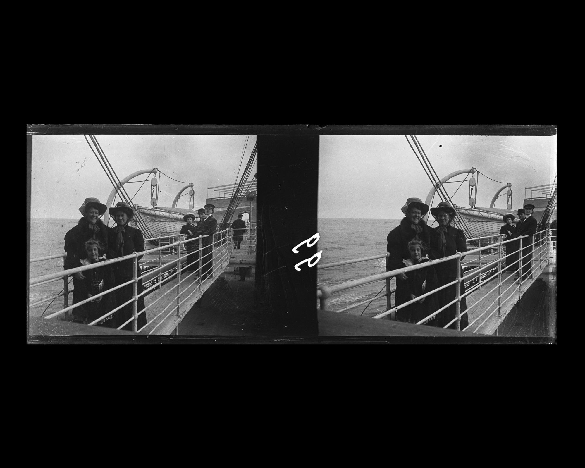 Image représentant Passagers des 2emes classes sur une passerelle