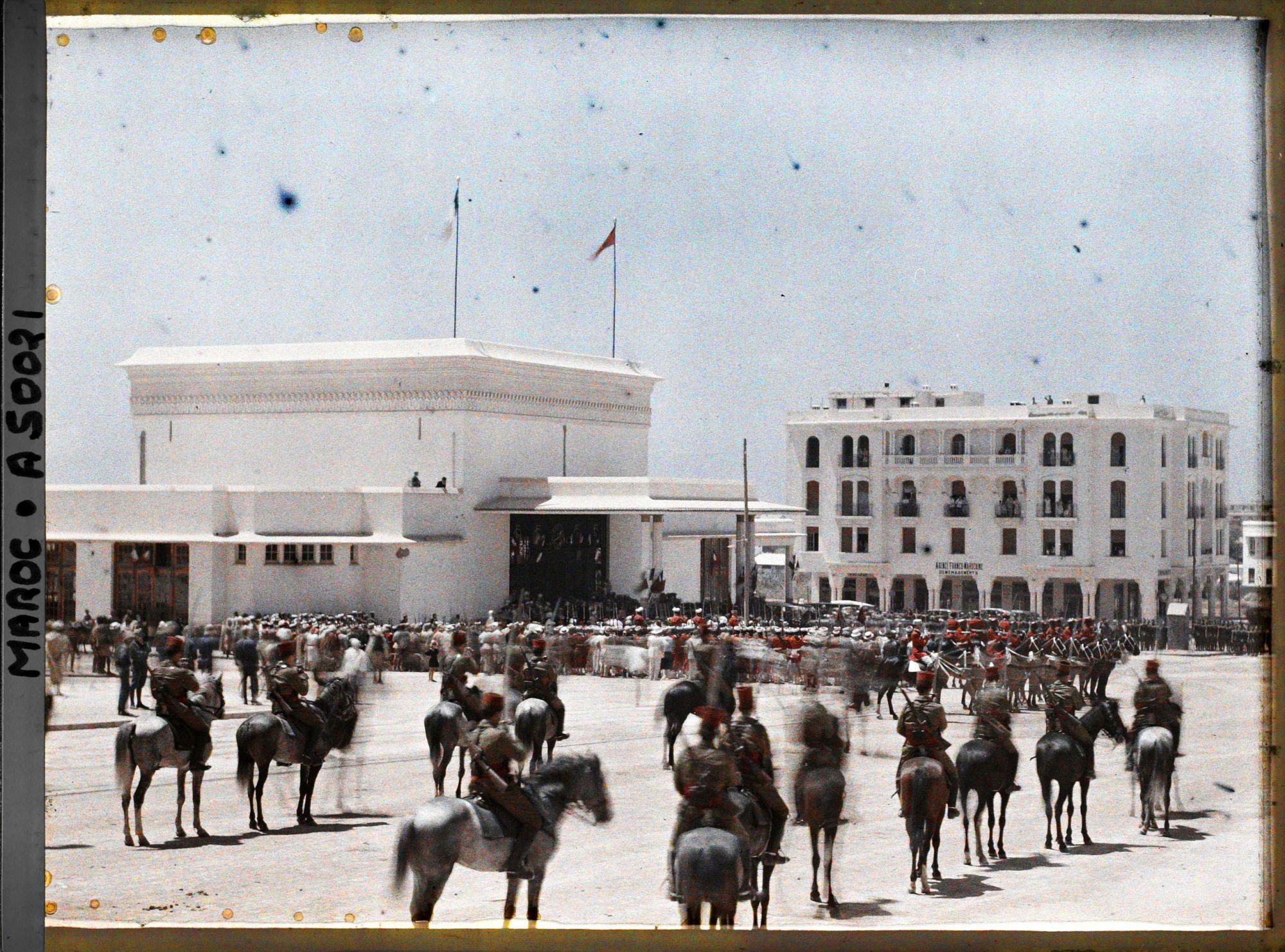 Image représentant Troupes militaires devant la gare lors du départ du sultan Moulay Youssef pour Paris