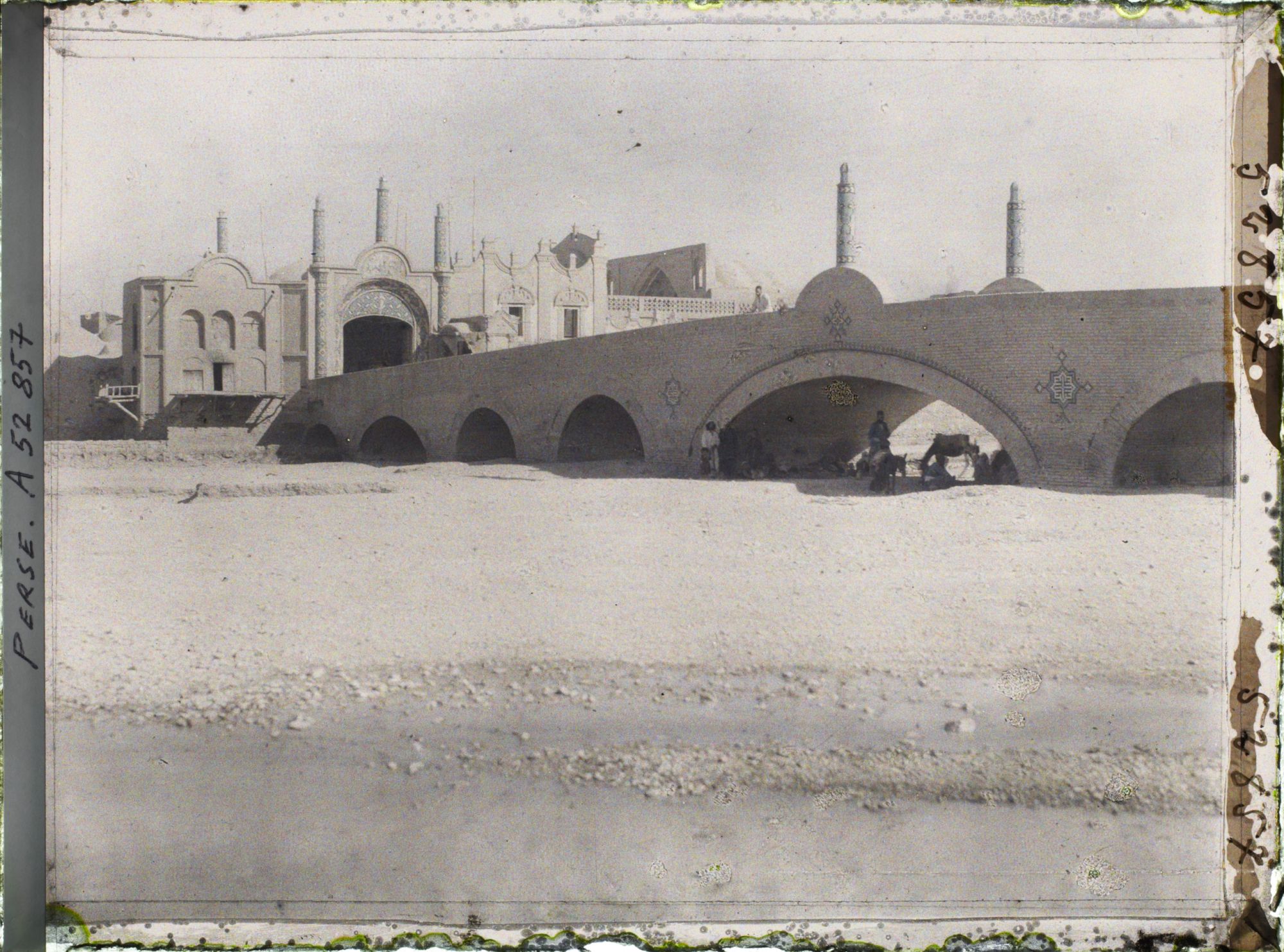 Image représentant Porte et pont de Fatima Masoumeh ?