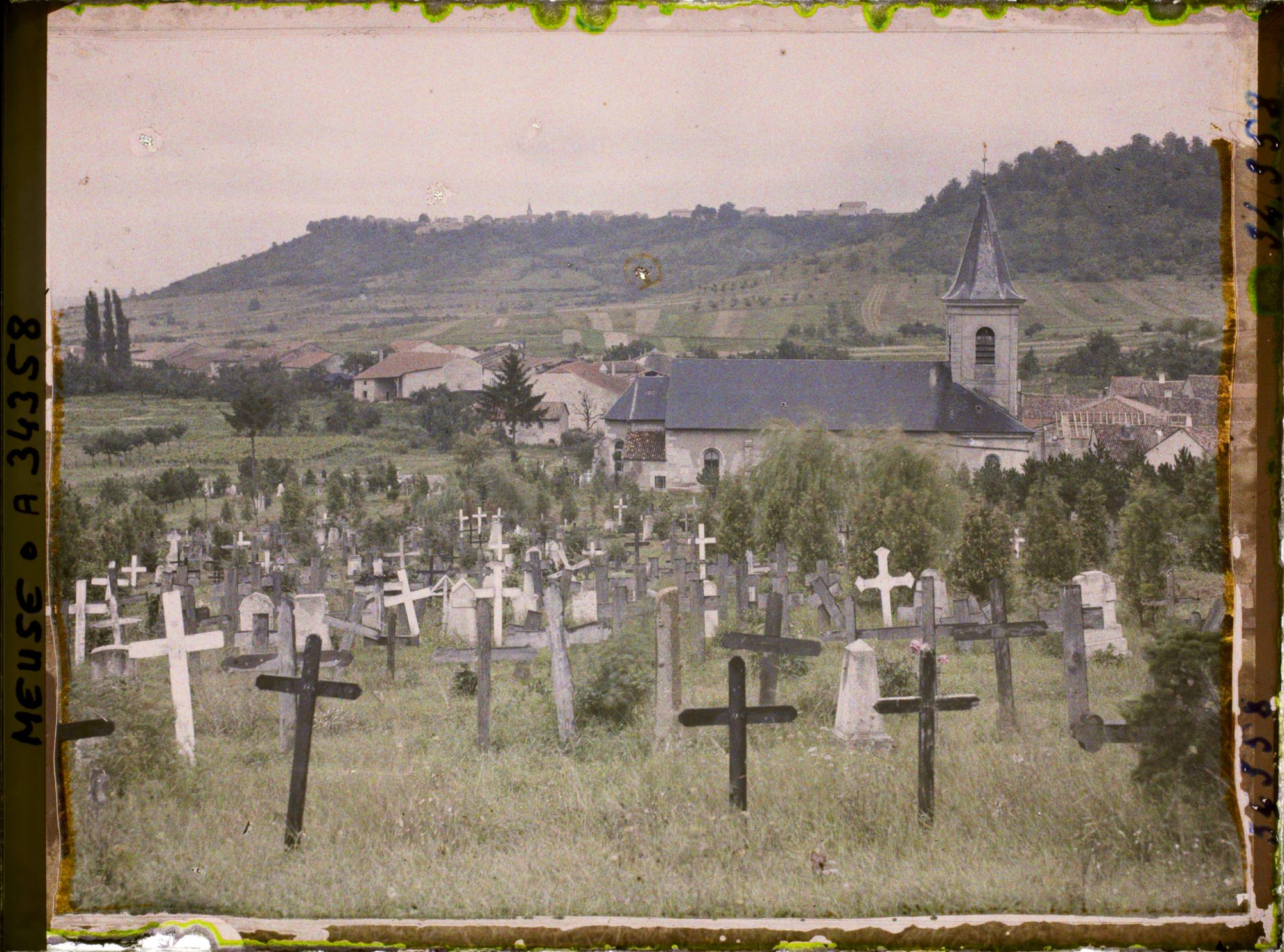 Image représentant France, Viéville, Panorama sur le cimetière Allemand, le Village et, sur la Crête, le Village d'Hattonchâtel