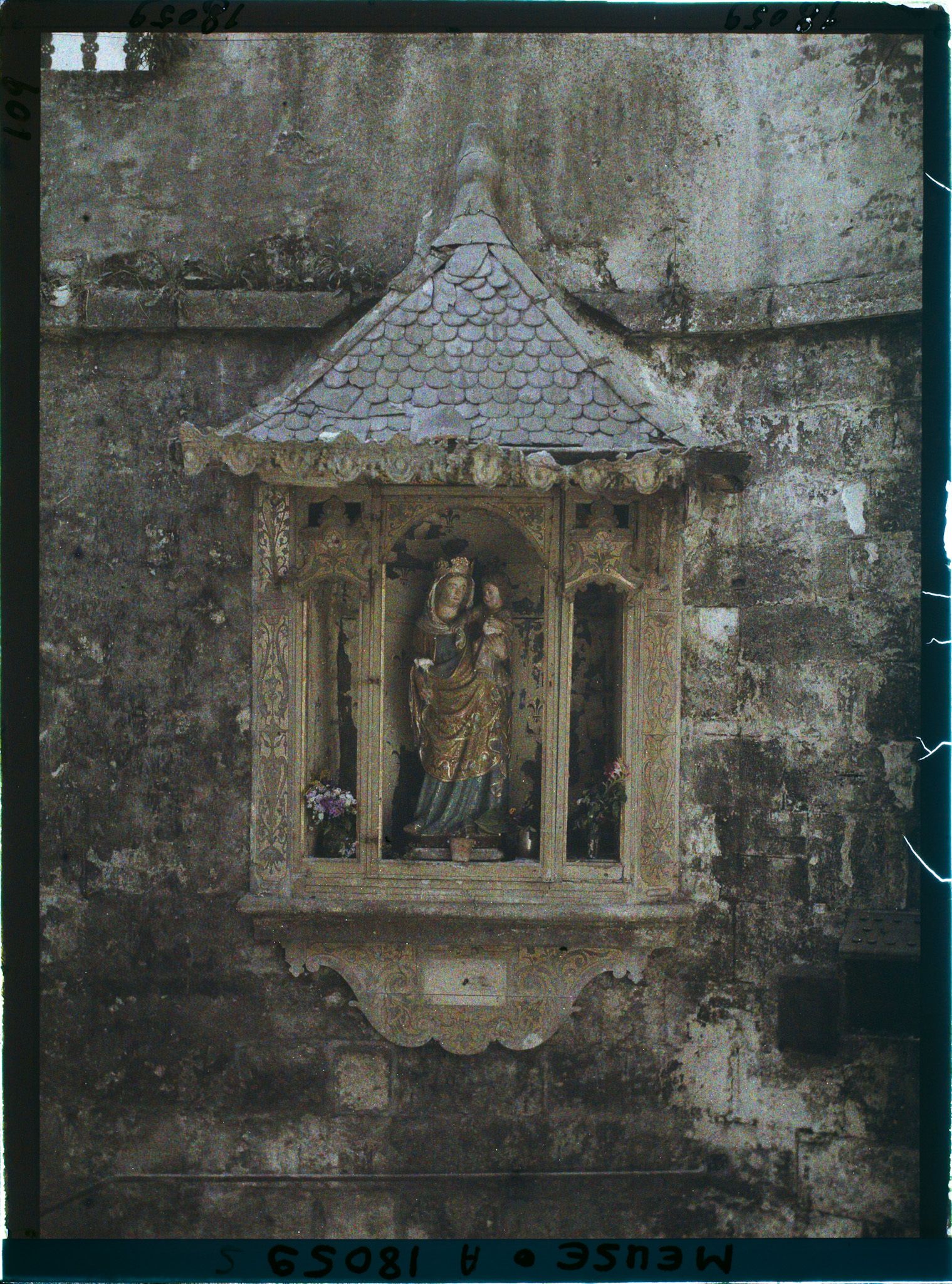 Image représentant France, Verdun, Statue de la Vierge, rue des gros degrés, épargnée par les bombardements