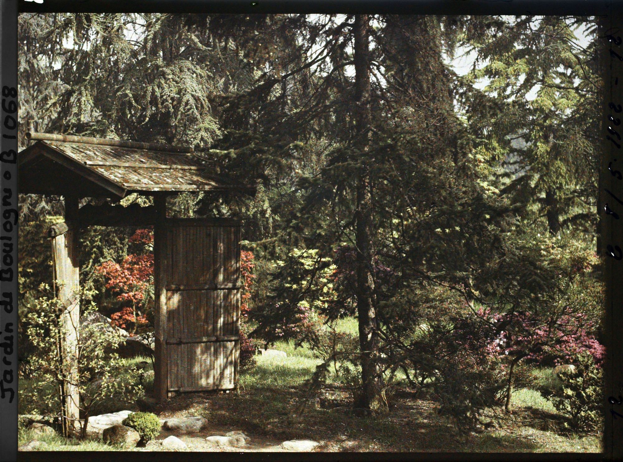 Image représentant Porte du " village japonais " dans un écrin de verdure situé à la limite du " sanctuaire japonais "