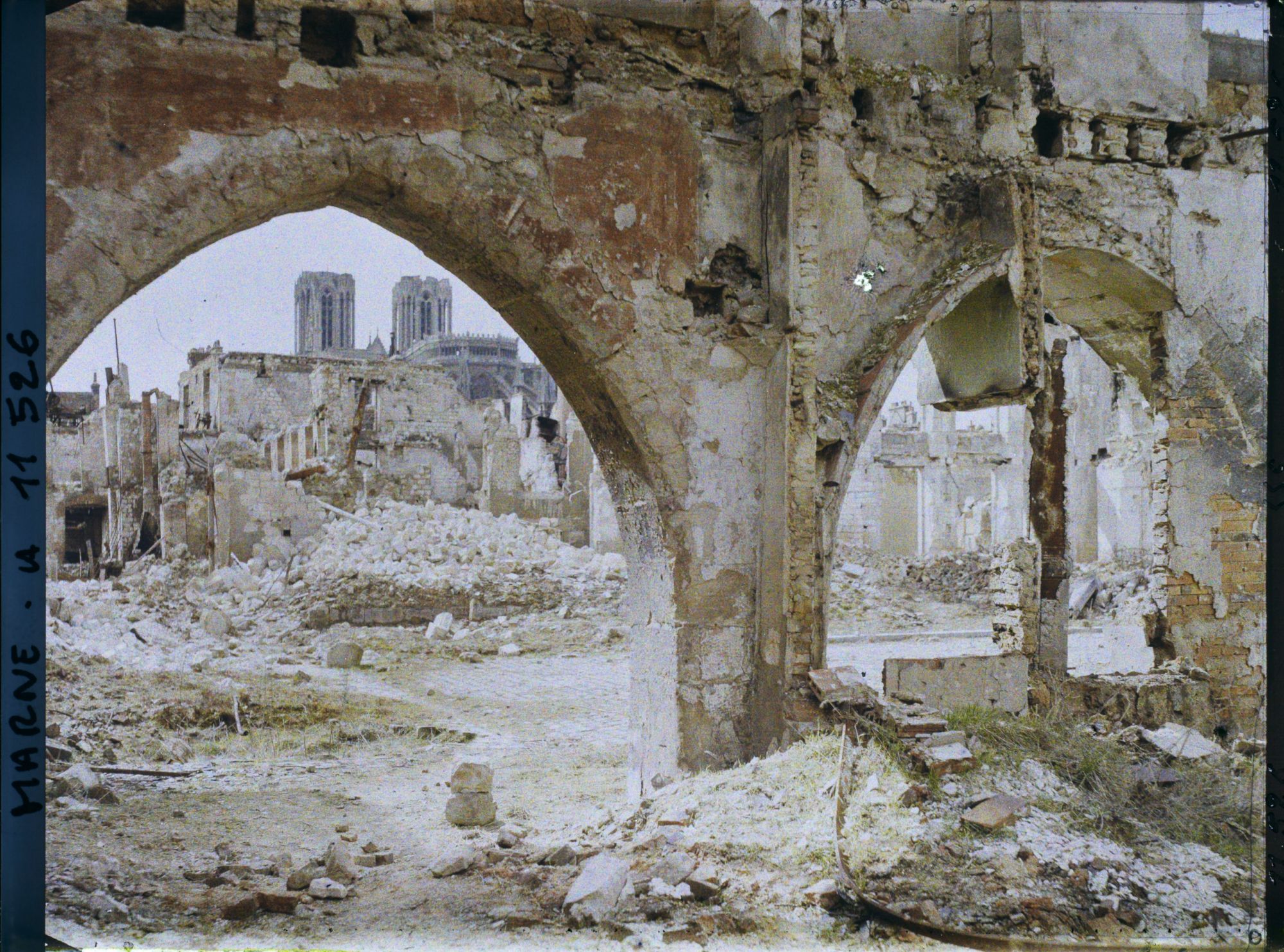 Image représentant Les ruines du couvent des Cordeliers, dans le fond la cathédrale