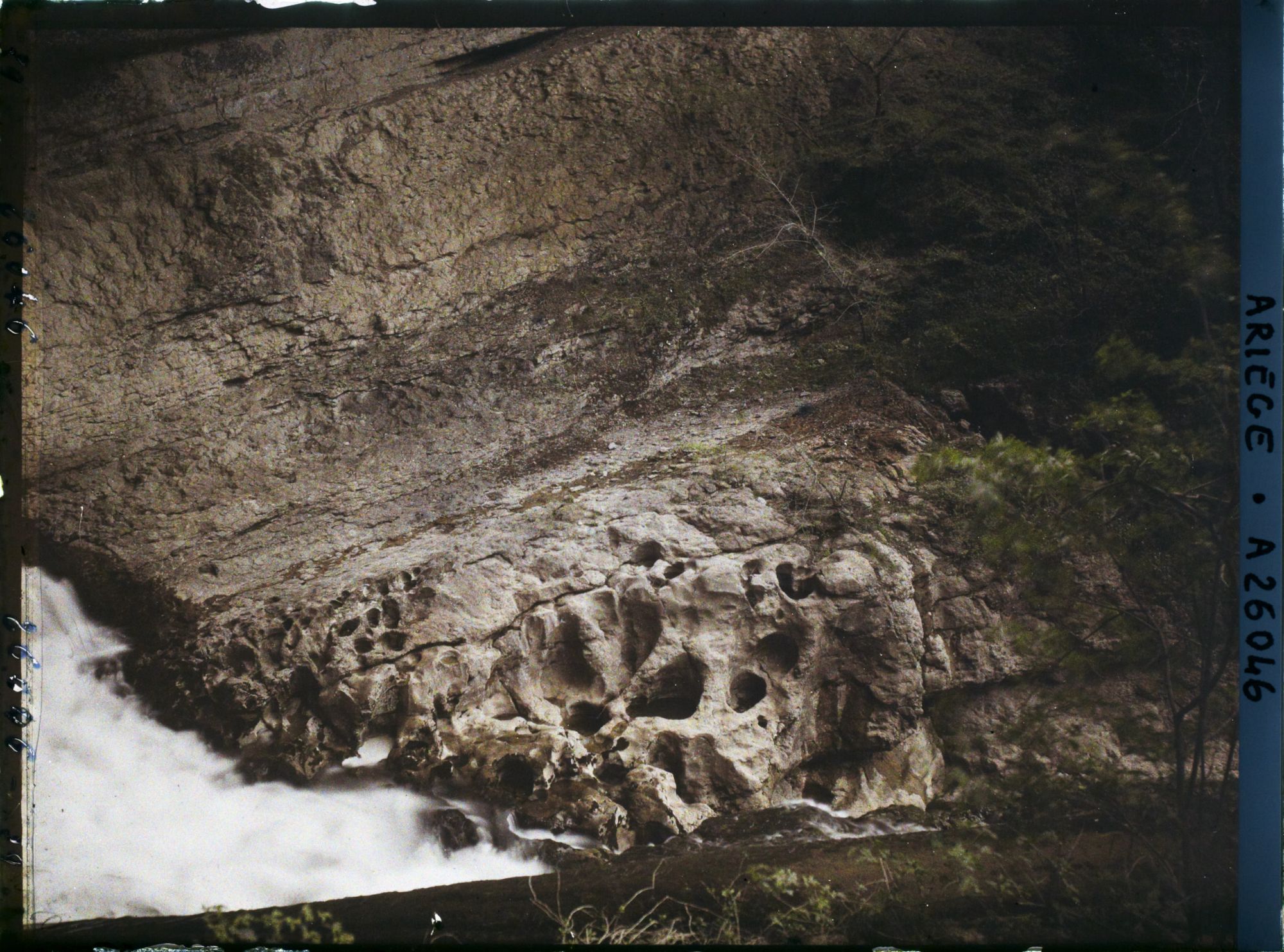 Image représentant Marmites à la sortie de la grotte du Mas-d'Azil