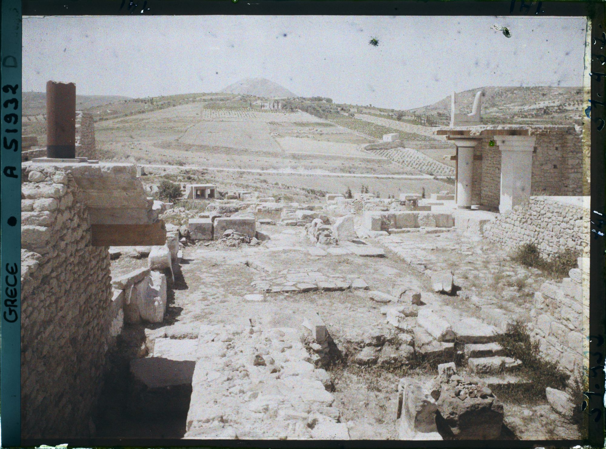 Image représentant Vue depuis l'escalier d'honneur du Palais en direction des Propylées sud. (Entrée du Palais surmonte des cornes de taureau )
